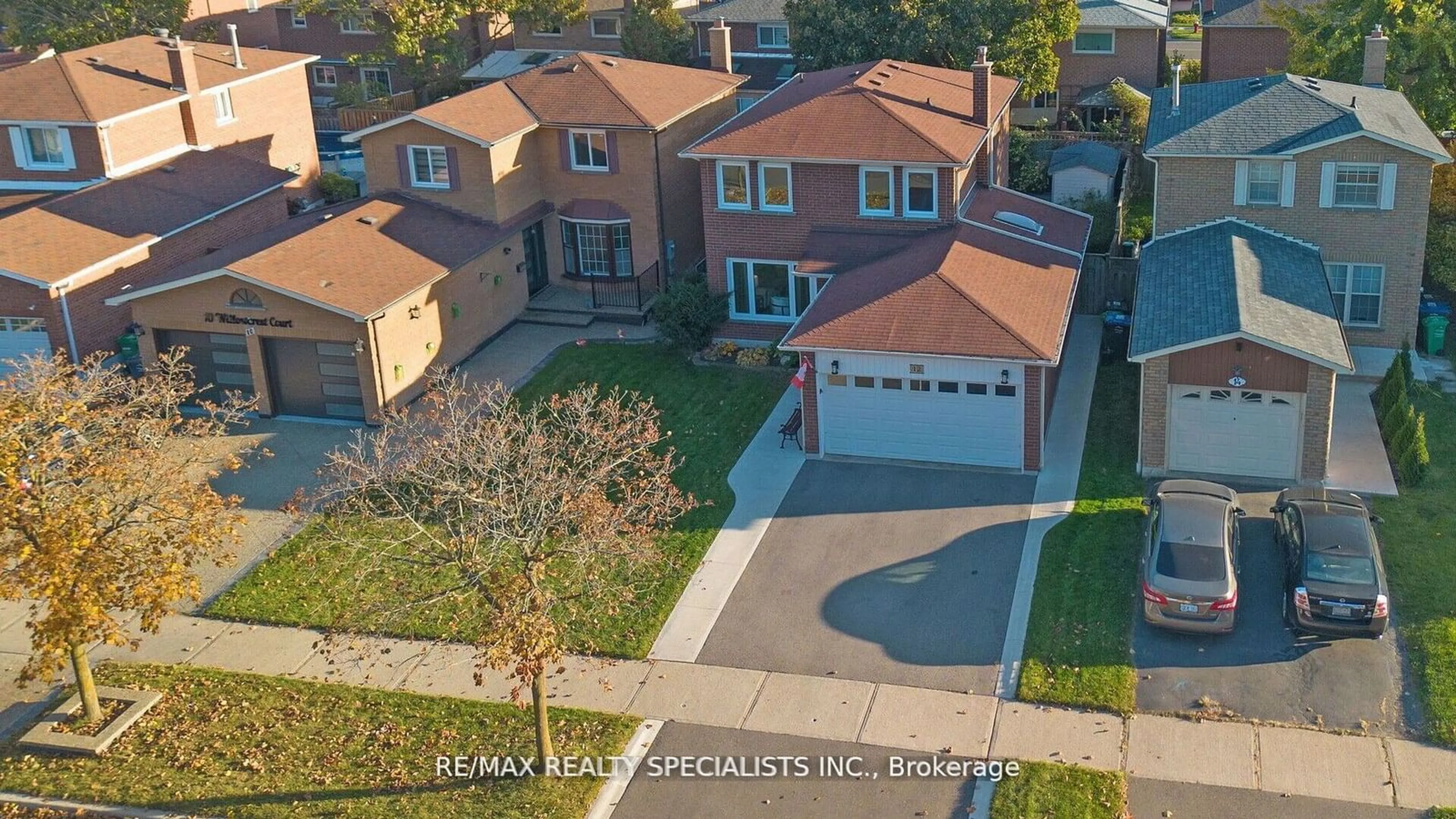 A pic from outside/outdoor area/front of a property/back of a property/a pic from drone, street for 12 Willowcrest Crt, Brampton Ontario L6X 2X8