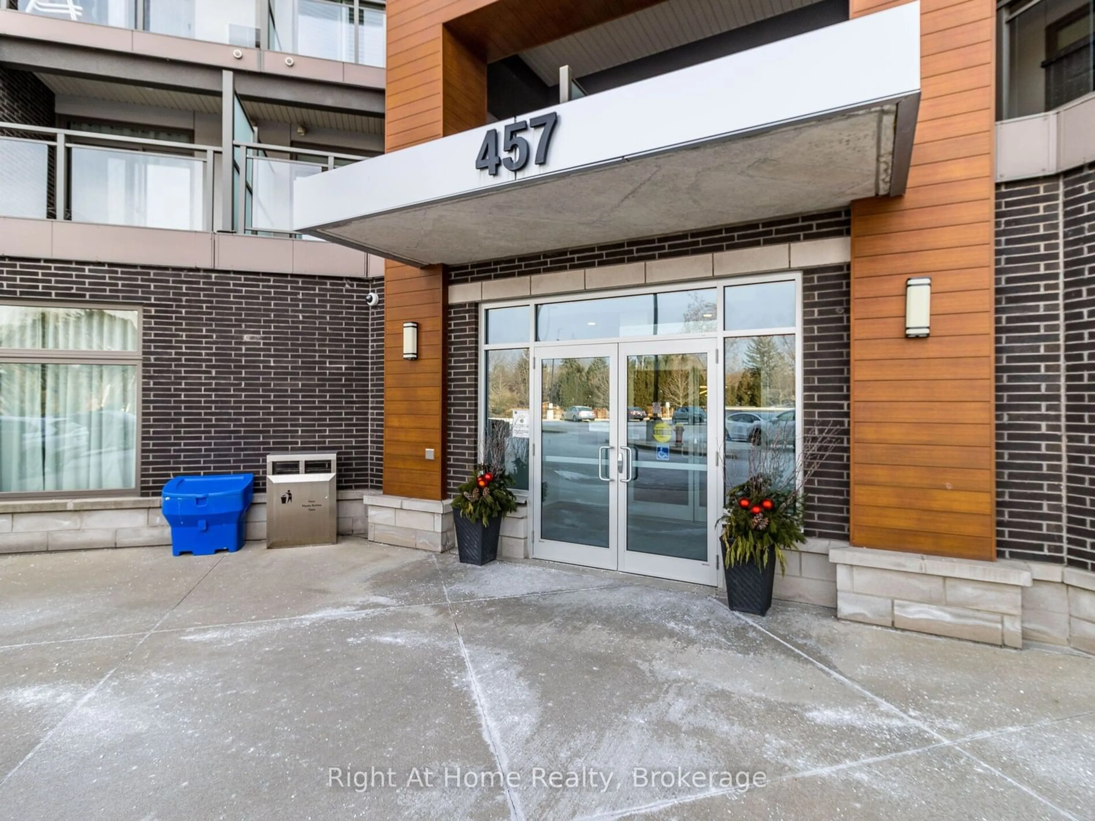 Indoor foyer for 457 Plains Rd #305, Burlington Ontario L7T 0B8