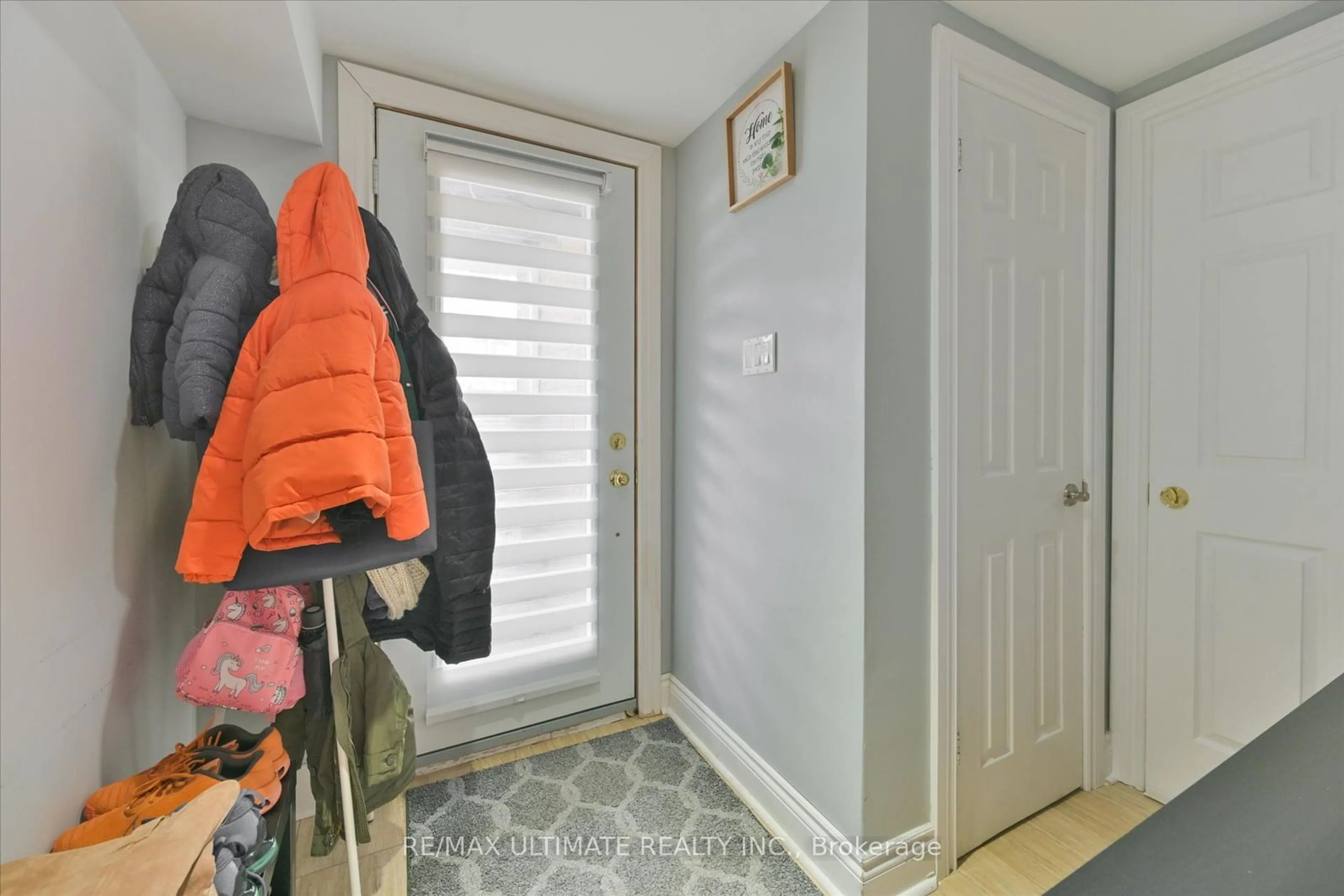 Indoor entryway for 297 Thrace Ave, Mississauga Ontario L5B 2B2