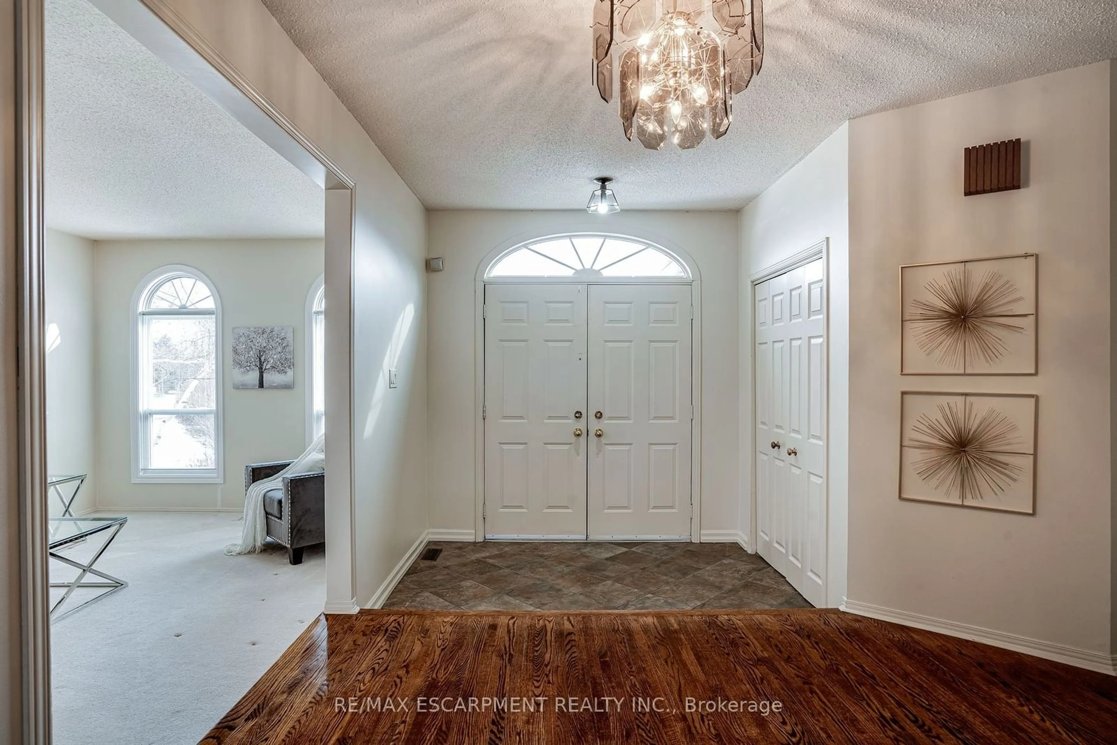 Indoor entryway for 2198 Charnwood Dr, Burlington Ontario L7M 2X1