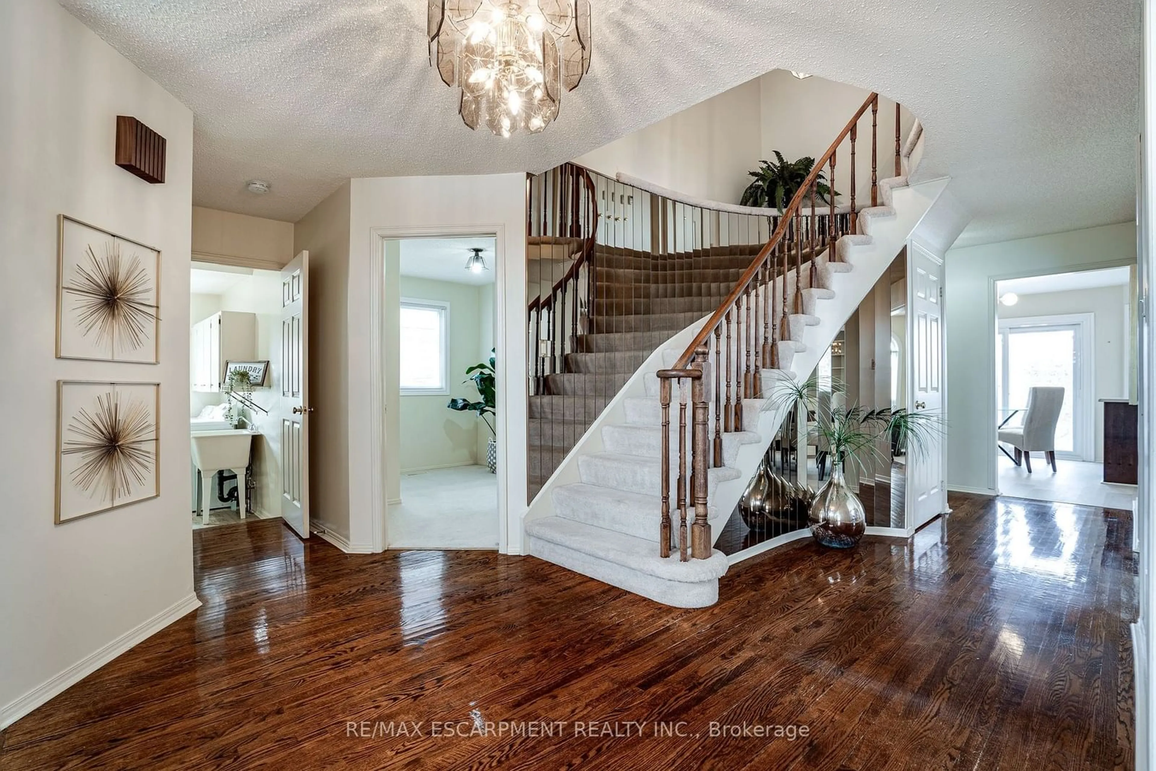 Indoor entryway for 2198 Charnwood Dr, Burlington Ontario L7M 2X1