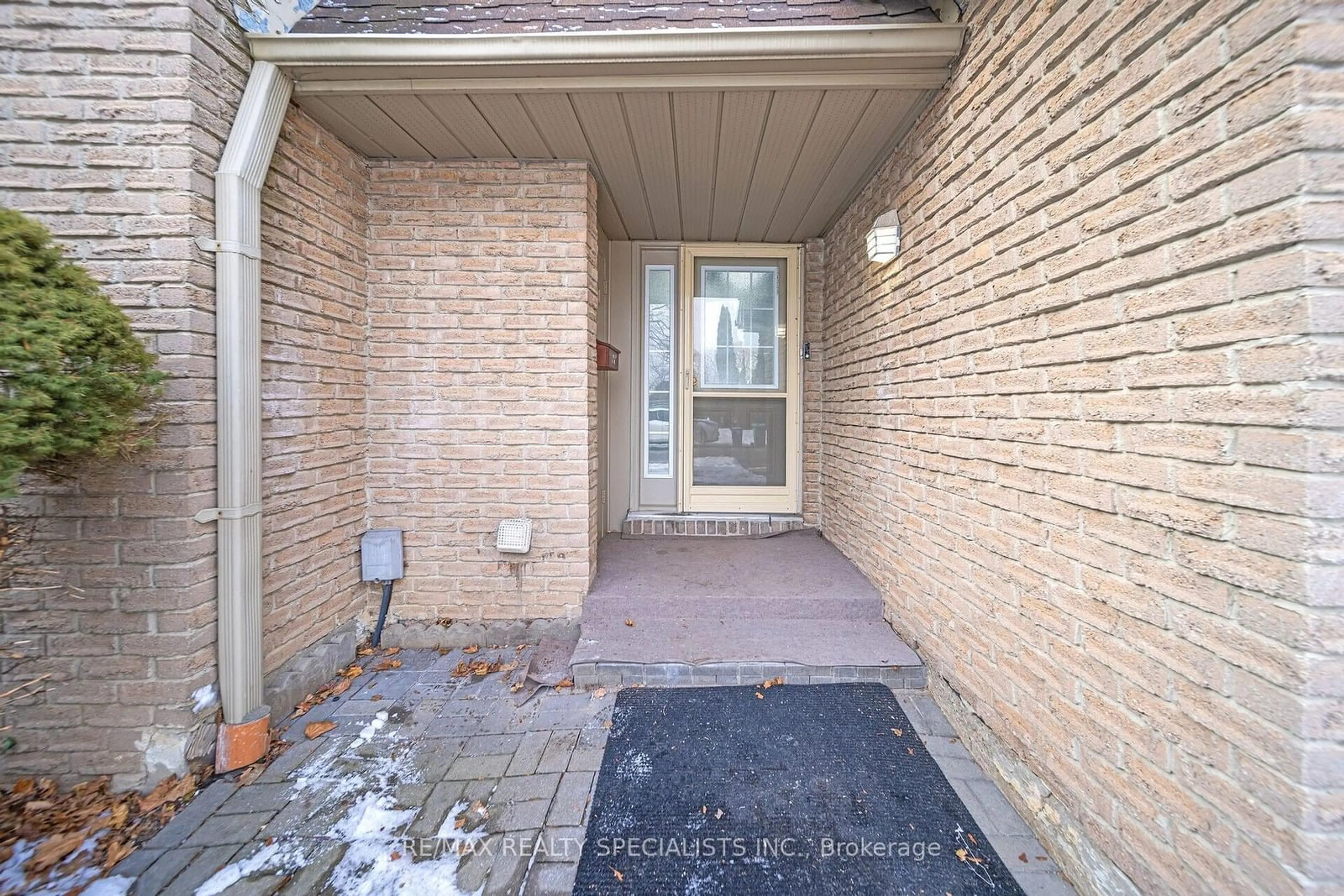 Indoor entryway for 86 Greenwich Circ, Brampton Ontario L6S 2E8