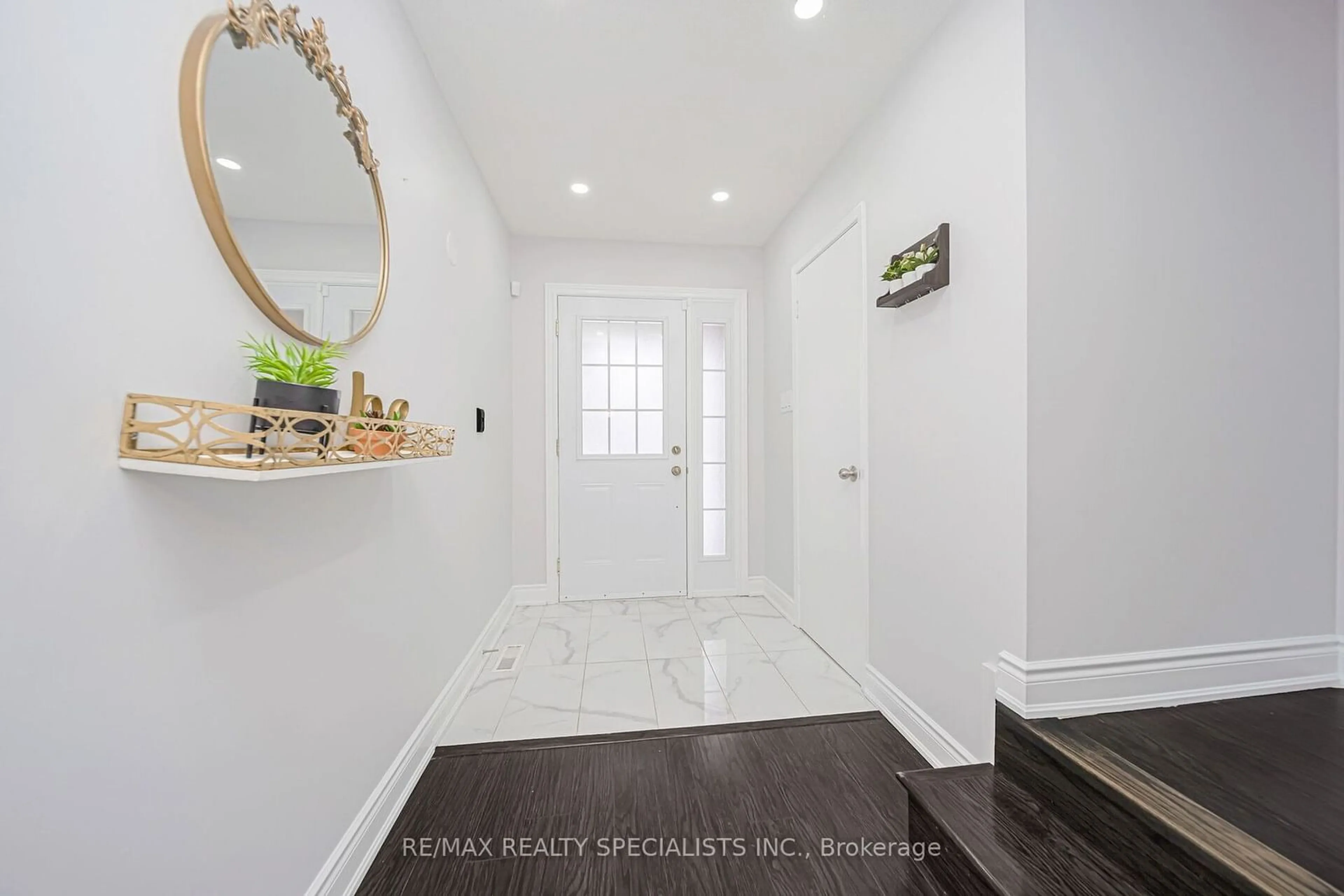 Indoor entryway for 86 Greenwich Circ, Brampton Ontario L6S 2E8