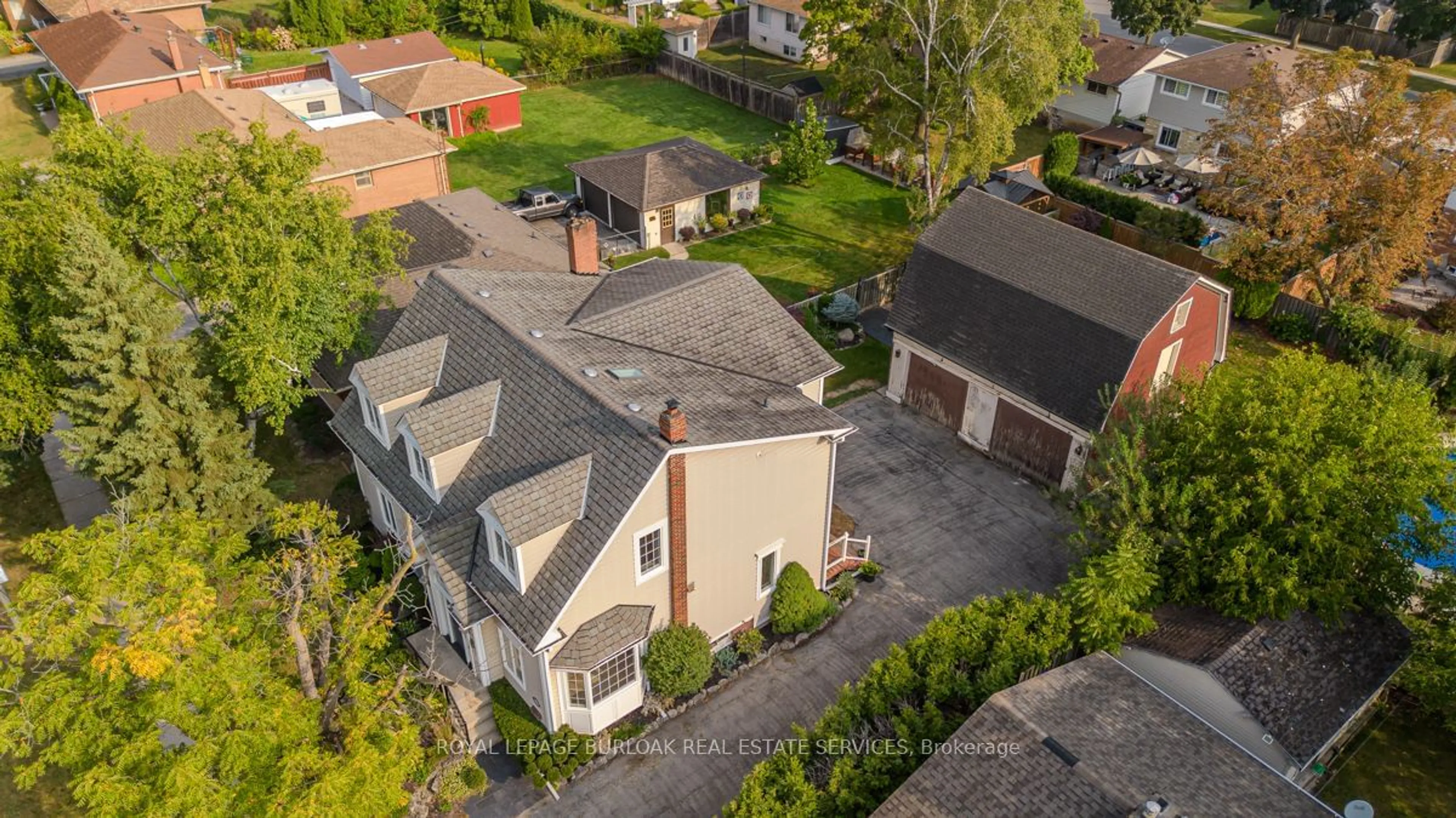 A pic from outside/outdoor area/front of a property/back of a property/a pic from drone, street for 599 Cumberland Ave, Burlington Ontario L7N 2X4