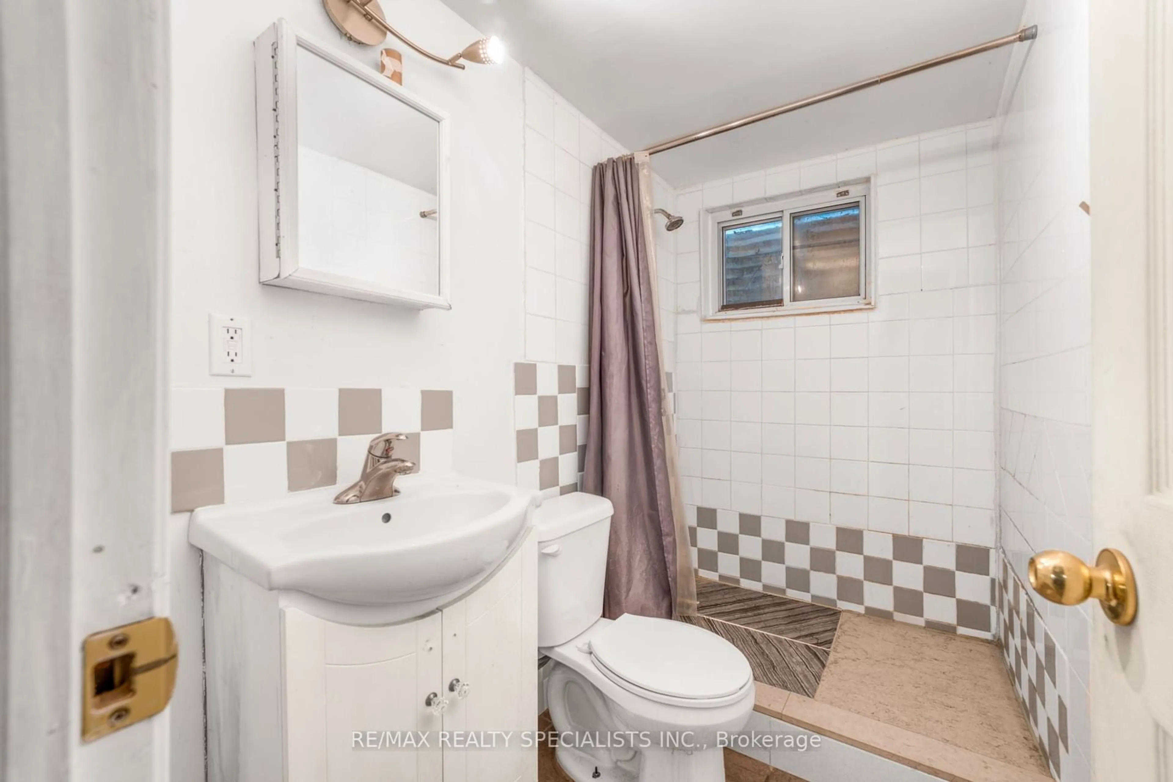 Standard bathroom, ceramic/tile floor for 198 Folkstone Cres, Brampton Ontario L6T 3N3