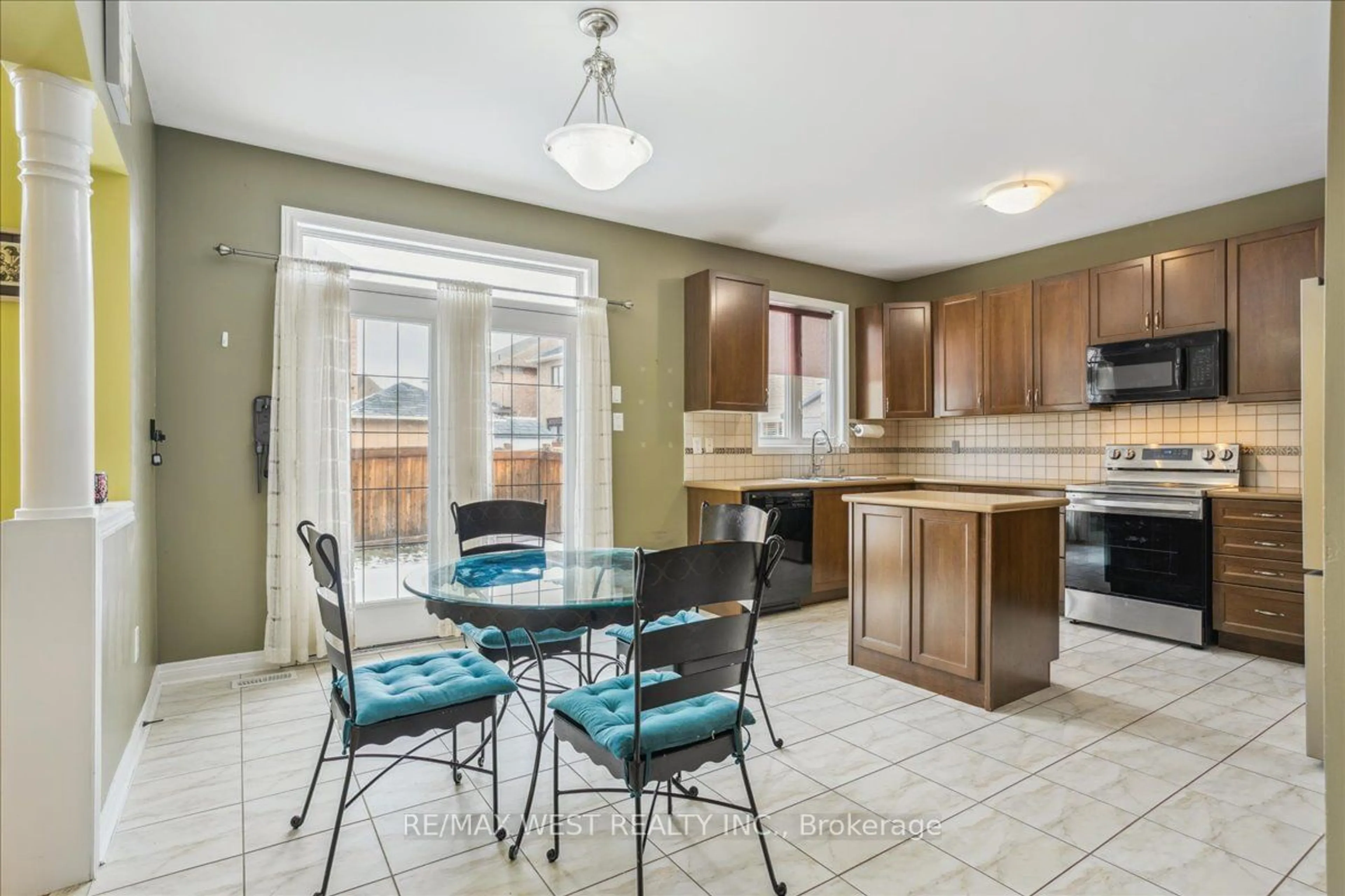 Open concept kitchen, ceramic/tile floor for 55 Scotchmere Cres, Brampton Ontario L6P 3A6