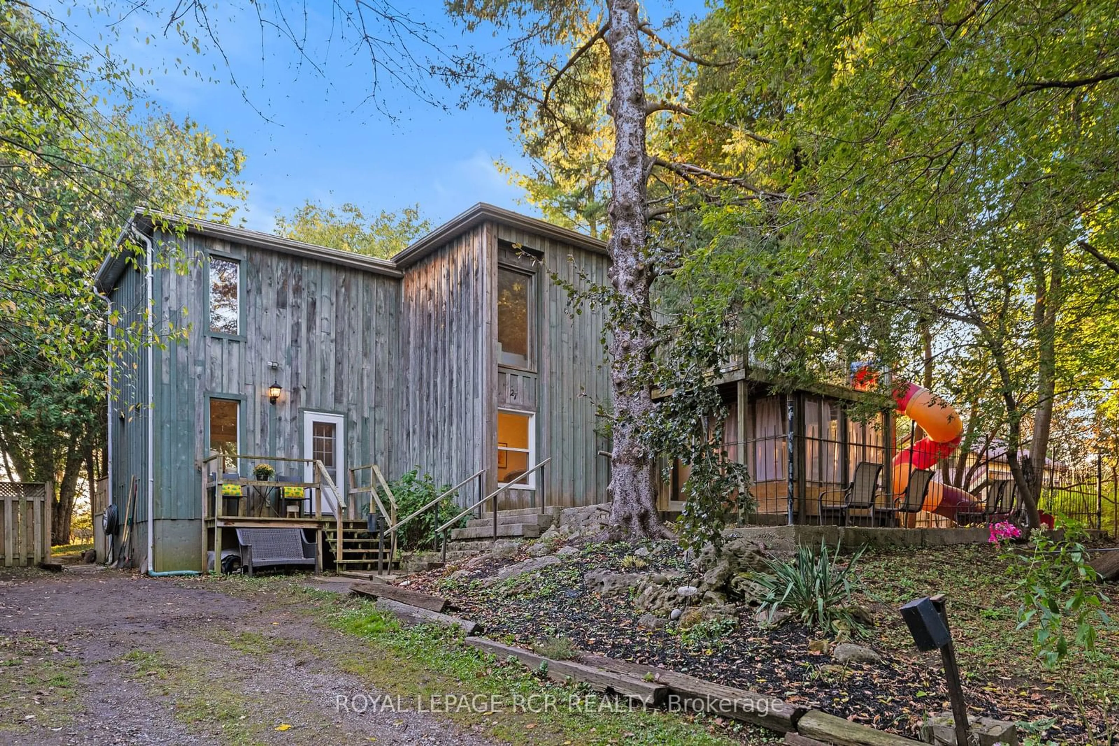 A pic from outside/outdoor area/front of a property/back of a property/a pic from drone, forest/trees view for 27 John St, Caledon Ontario L7K 0C4