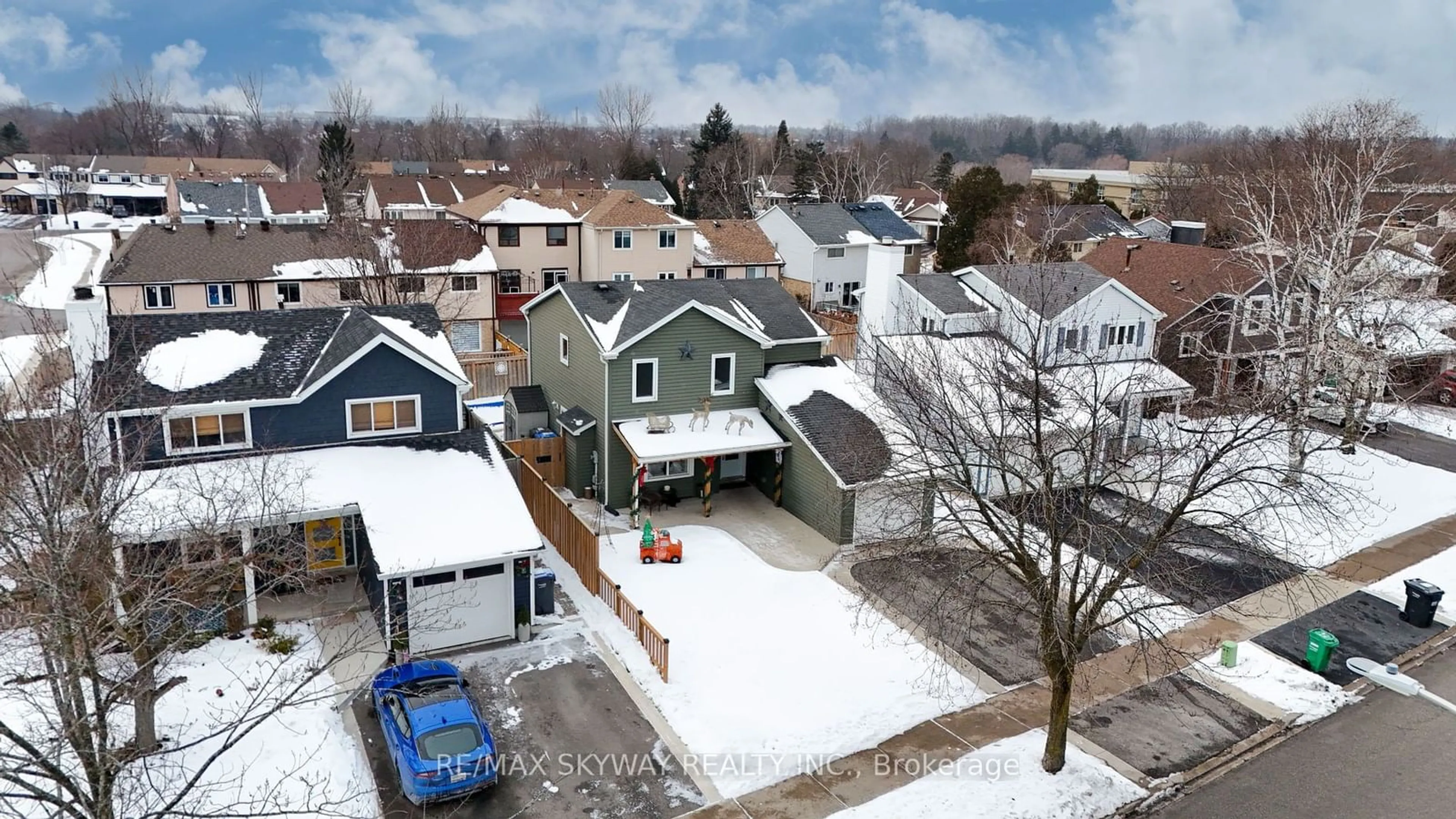 A pic from outside/outdoor area/front of a property/back of a property/a pic from drone, street for 26 Somerset Dr, Brampton Ontario L6Z 1C7