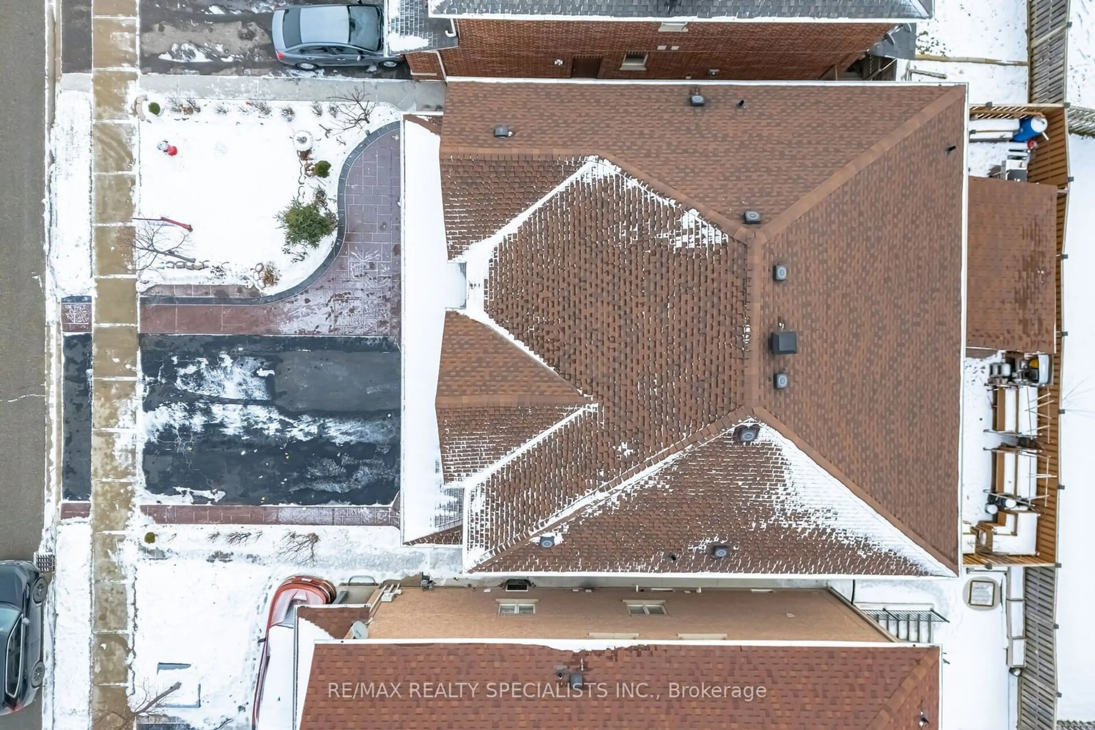 A pic from outside/outdoor area/front of a property/back of a property/a pic from drone, building for 66 Carmel Cres, Brampton Ontario L6P 1Y2