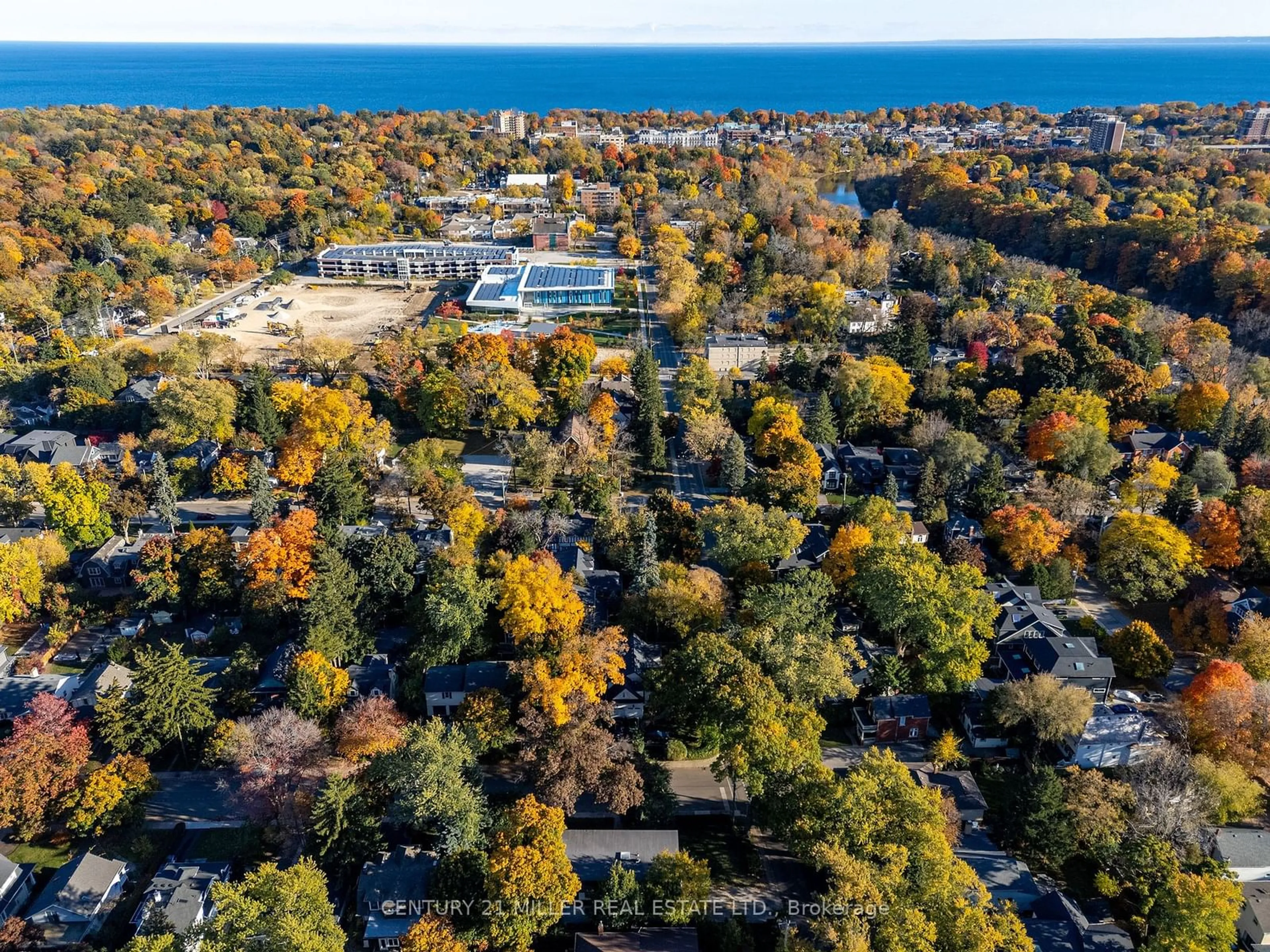 A pic from outside/outdoor area/front of a property/back of a property/a pic from drone, unknown for 425 Reynolds St, Oakville Ontario L6J 3M5