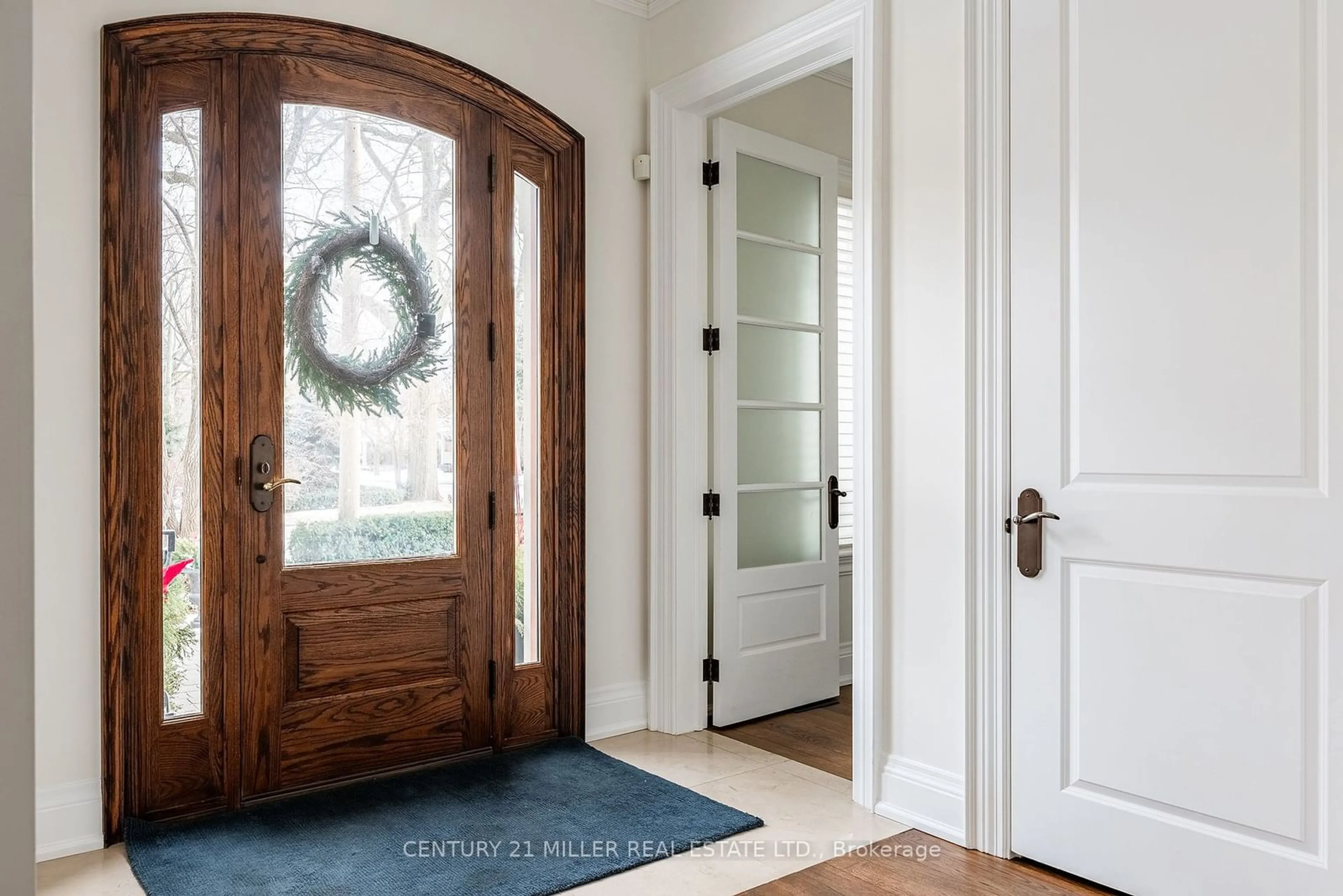 Indoor entryway for 425 Reynolds St, Oakville Ontario L6J 3M5