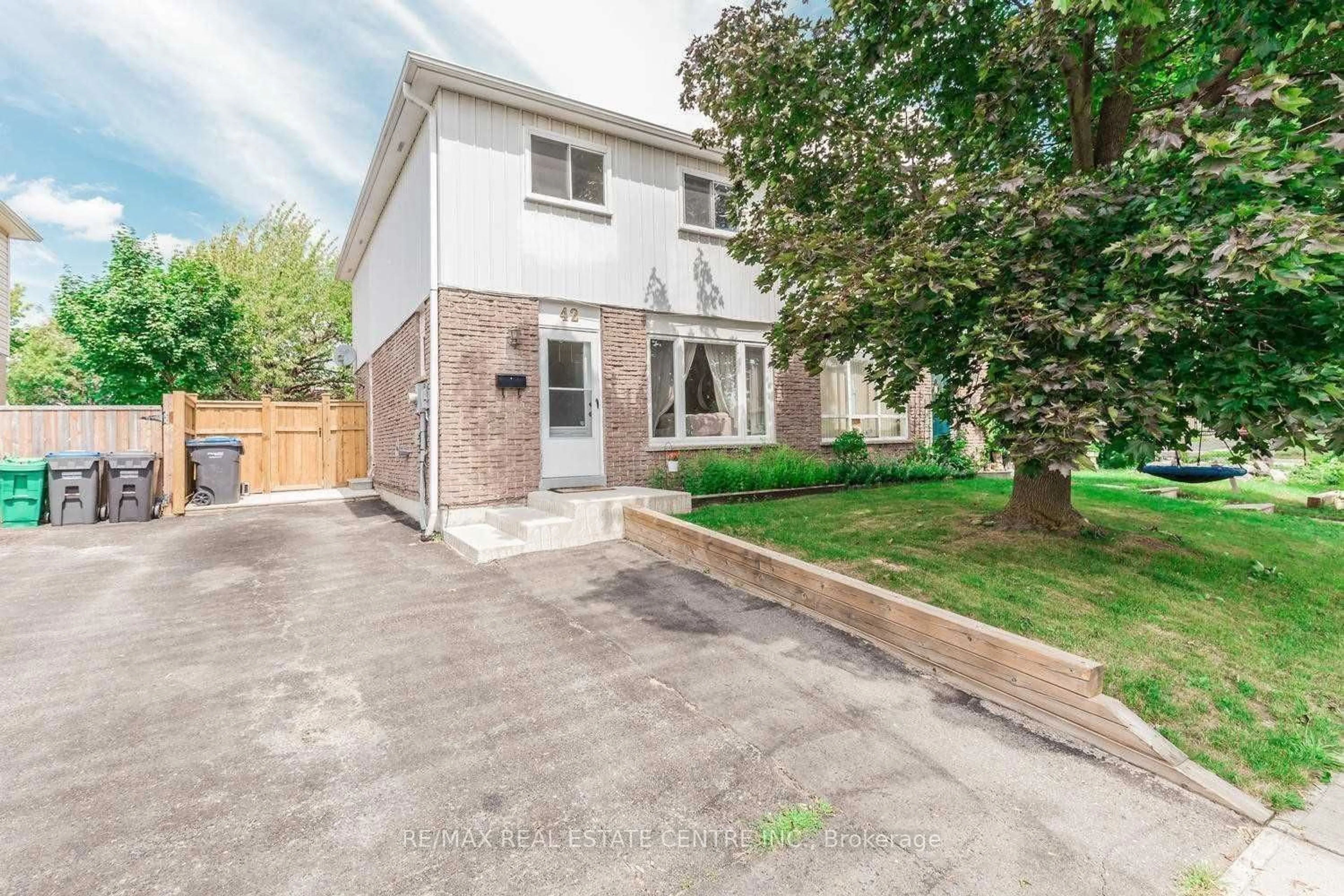 A pic from outside/outdoor area/front of a property/back of a property/a pic from drone, street for 42 Lauderdale Rd, Brampton Ontario L6V 2B7