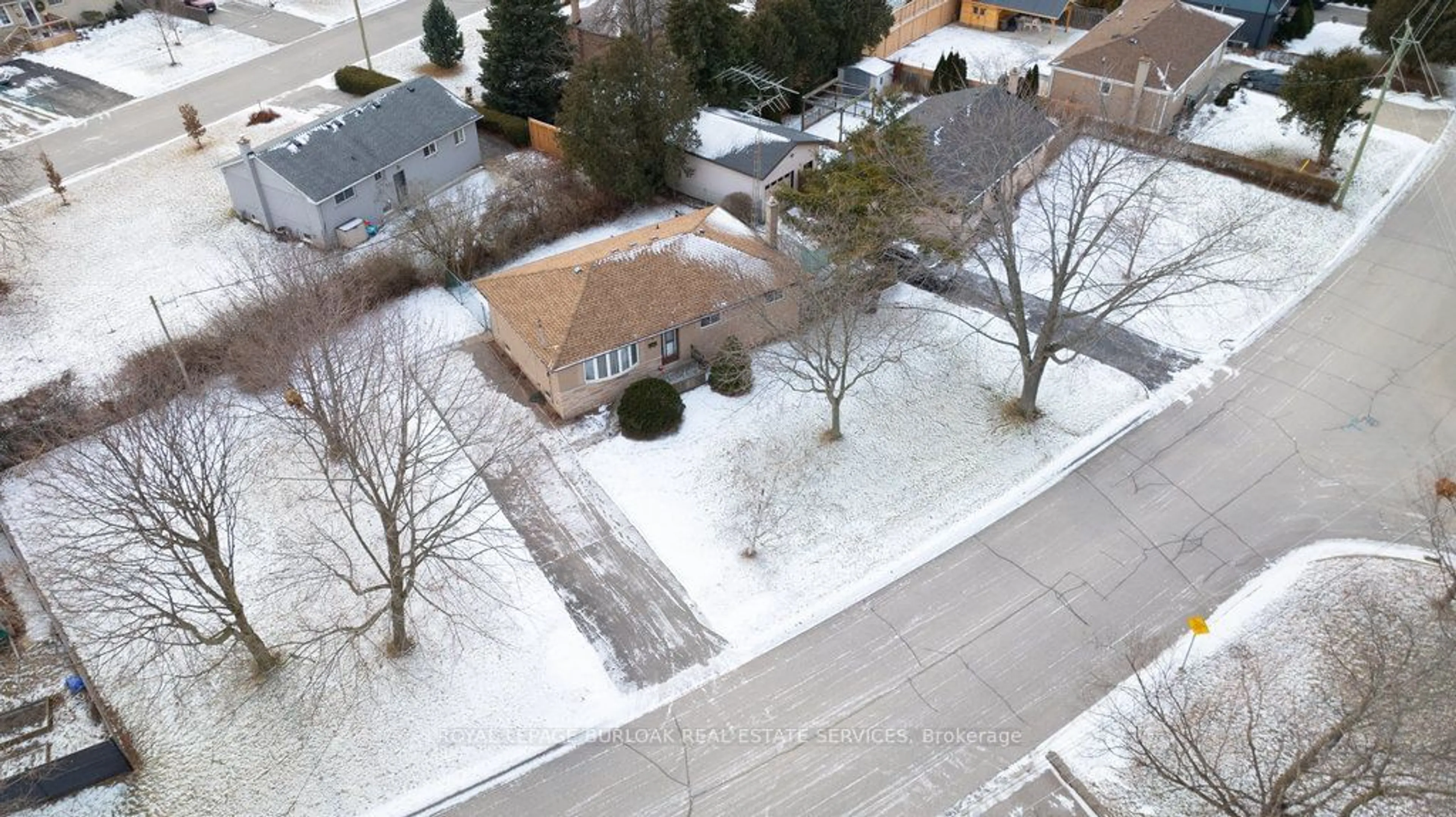 A pic from outside/outdoor area/front of a property/back of a property/a pic from drone, street for 254 Foxbar Rd, Burlington Ontario L7L 3A3