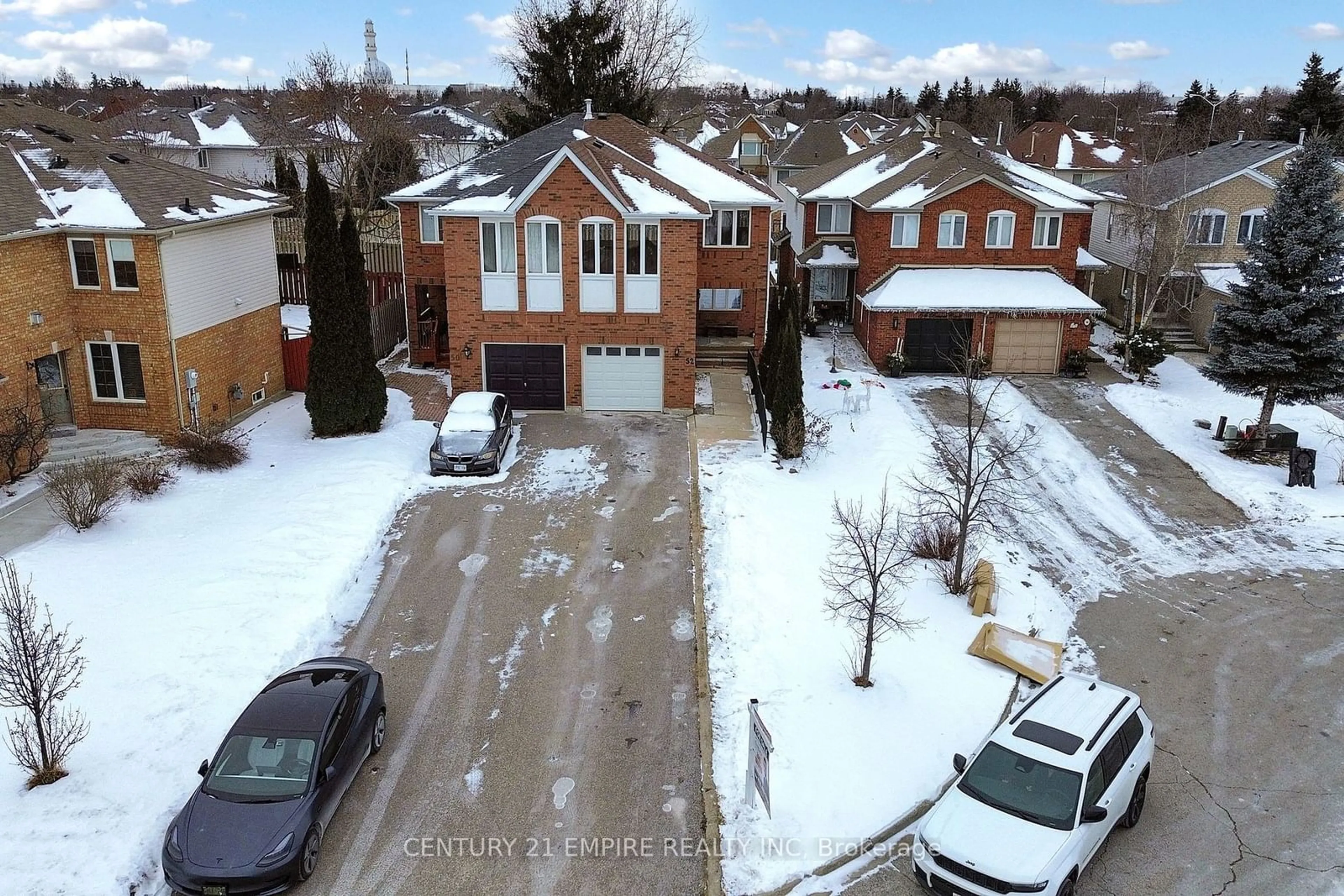 A pic from outside/outdoor area/front of a property/back of a property/a pic from drone, street for 52 Brower Crt, Brampton Ontario L6Z 4S6