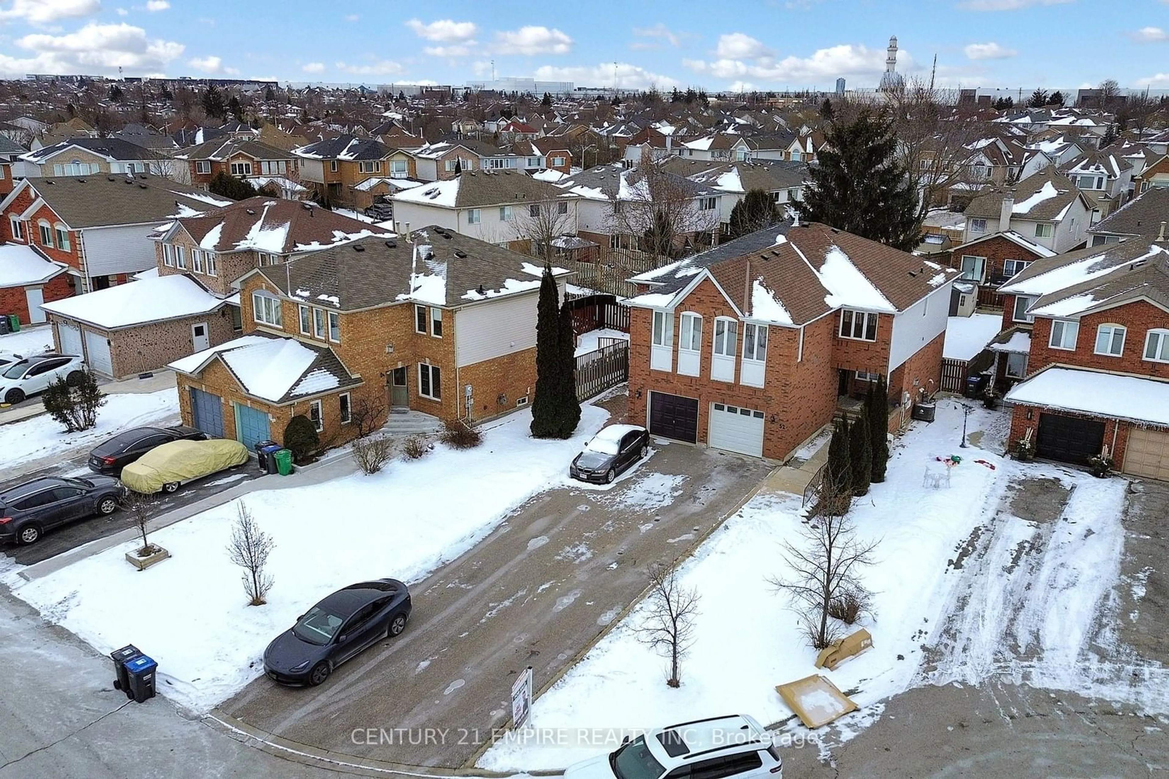 A pic from outside/outdoor area/front of a property/back of a property/a pic from drone, street for 52 Brower Crt, Brampton Ontario L6Z 4S6