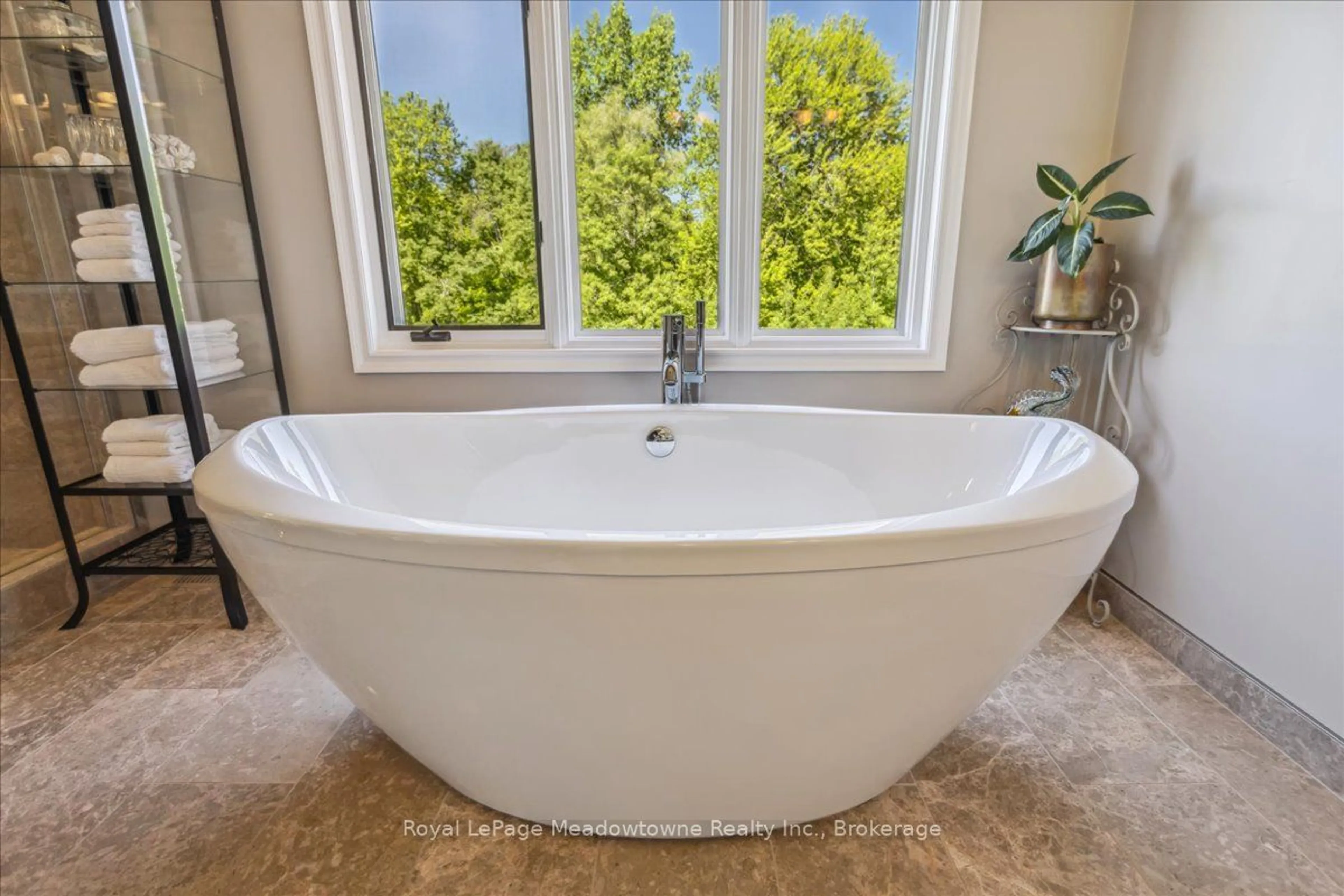 Contemporary bathroom, ceramic/tile floor for 10011 HUME Crt, Halton Hills Ontario L9T 2X9