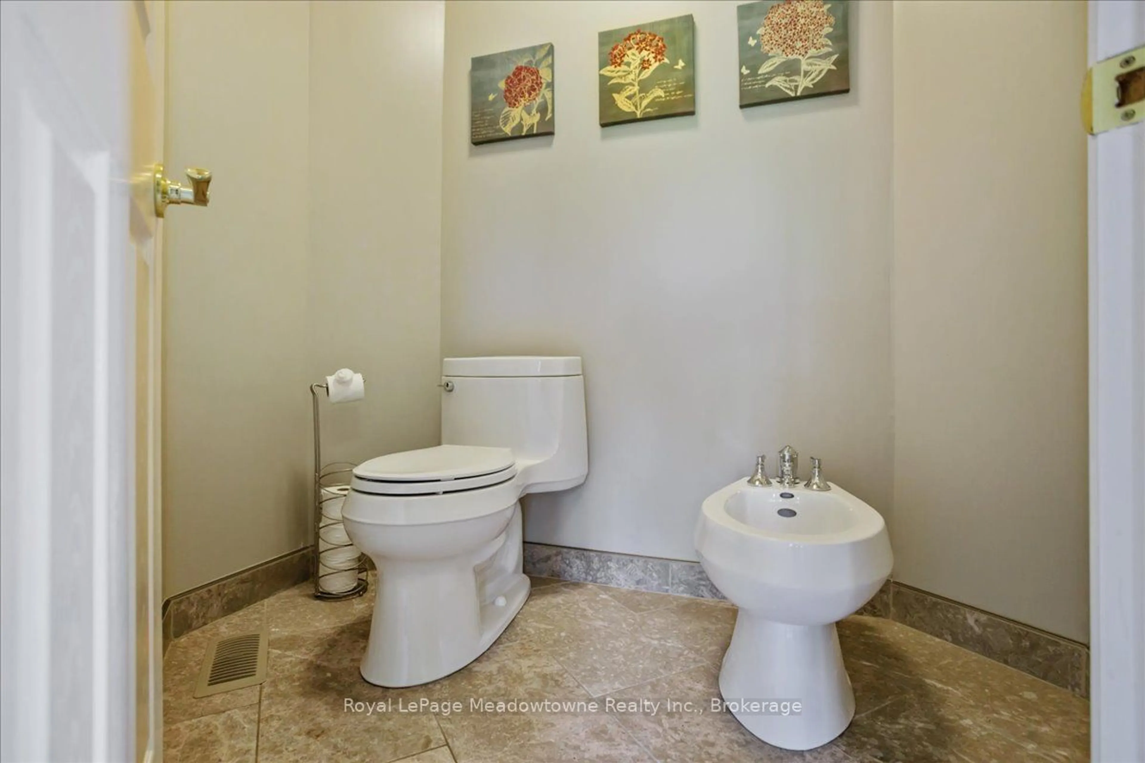 Standard bathroom, ceramic/tile floor for 10011 HUME Crt, Halton Hills Ontario L9T 2X9