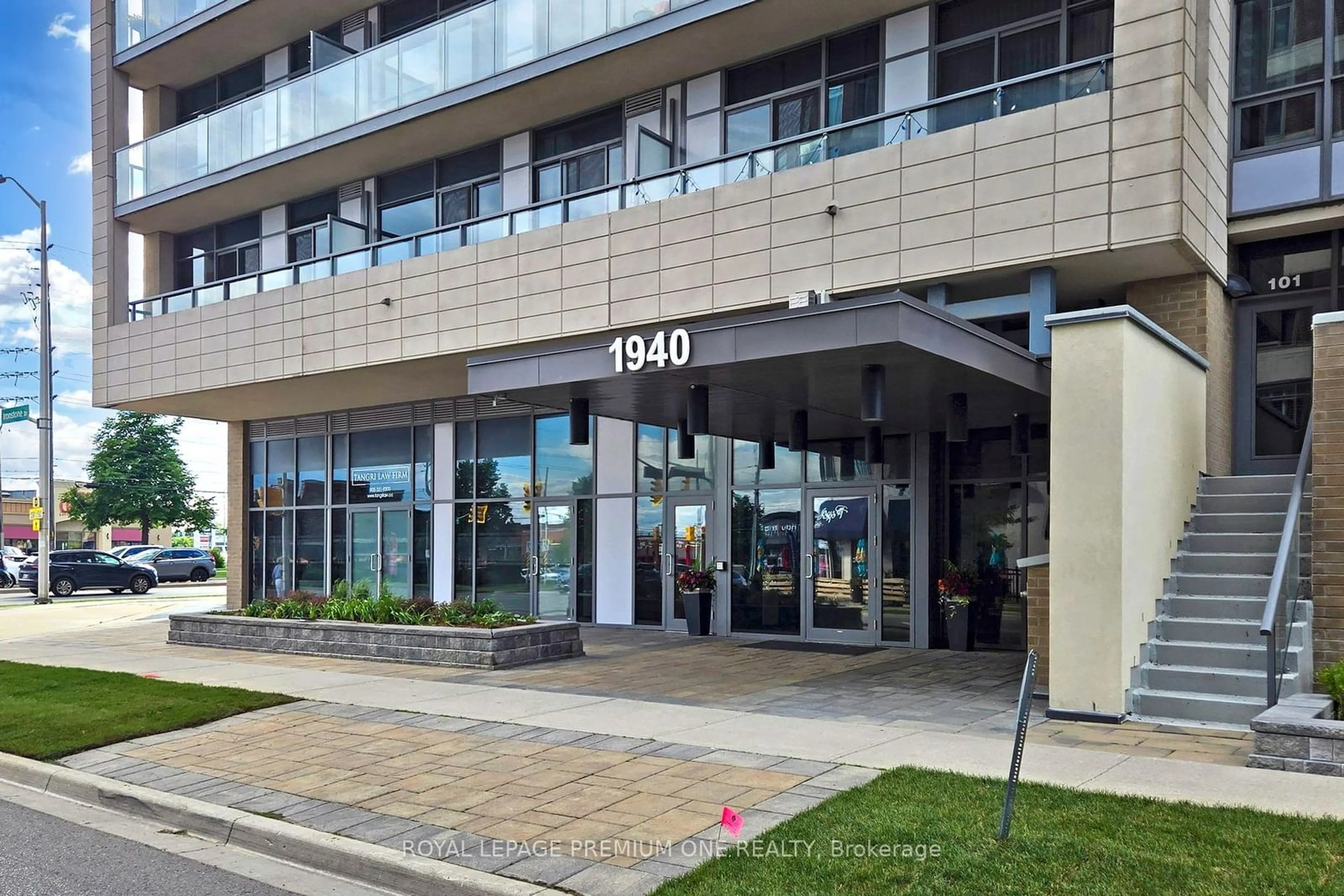 Indoor foyer for 1940 Ironstone Dr #416, Burlington Ontario L7L 0E4