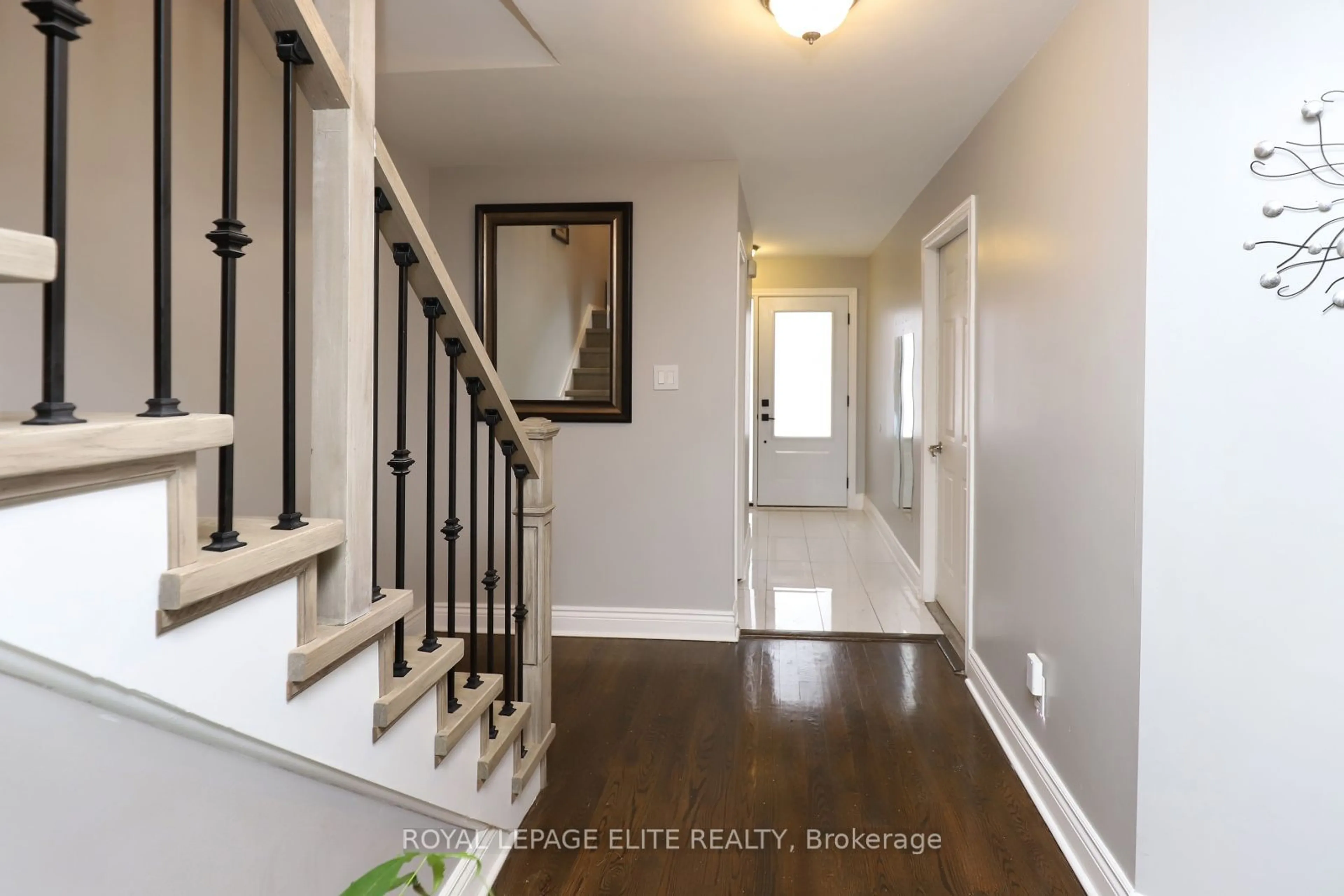 Indoor entryway for 1174 KELSEY Crt #12, Oakville Ontario L6H 5E3