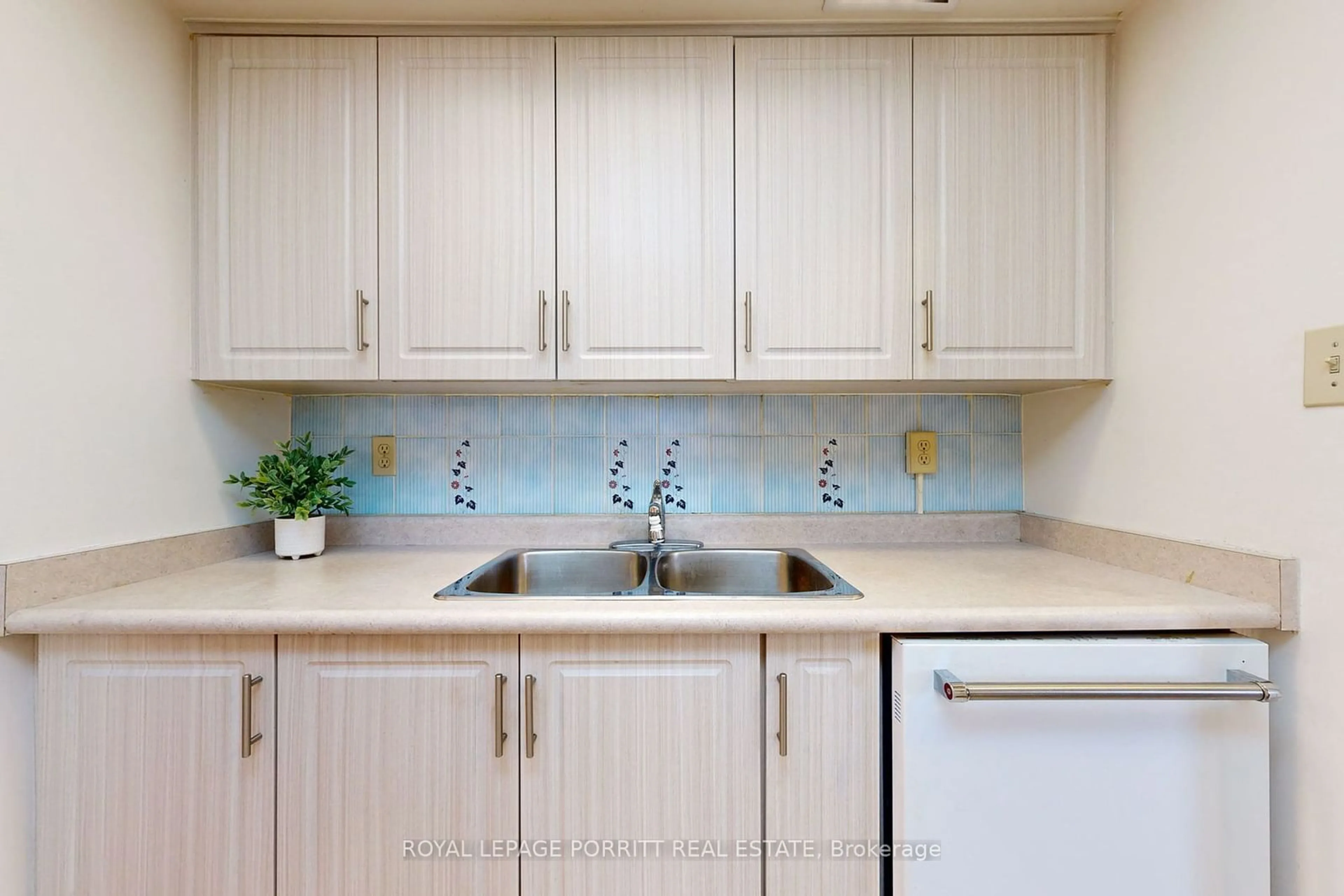 Standard kitchen, unknown for 1535 Lakeshore Rd #510, Mississauga Ontario L5E 3E2