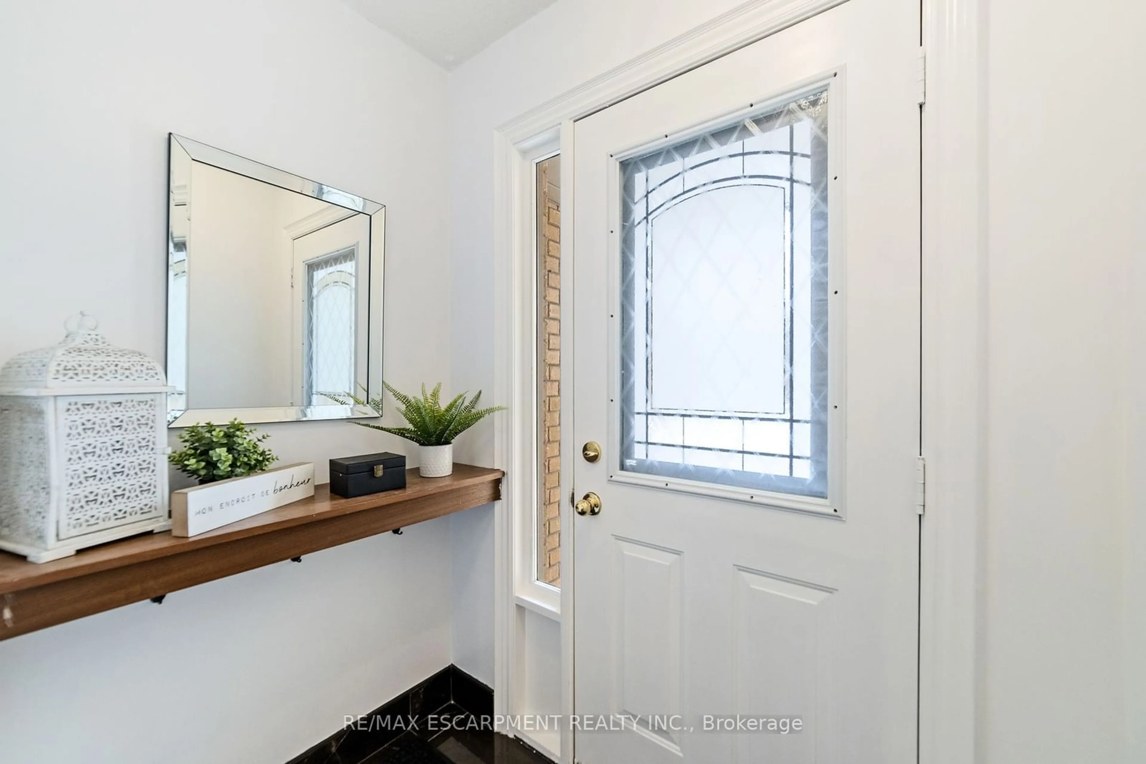 Indoor entryway for 2960 Headon Forest Dr #36, Burlington Ontario L7M 4G5