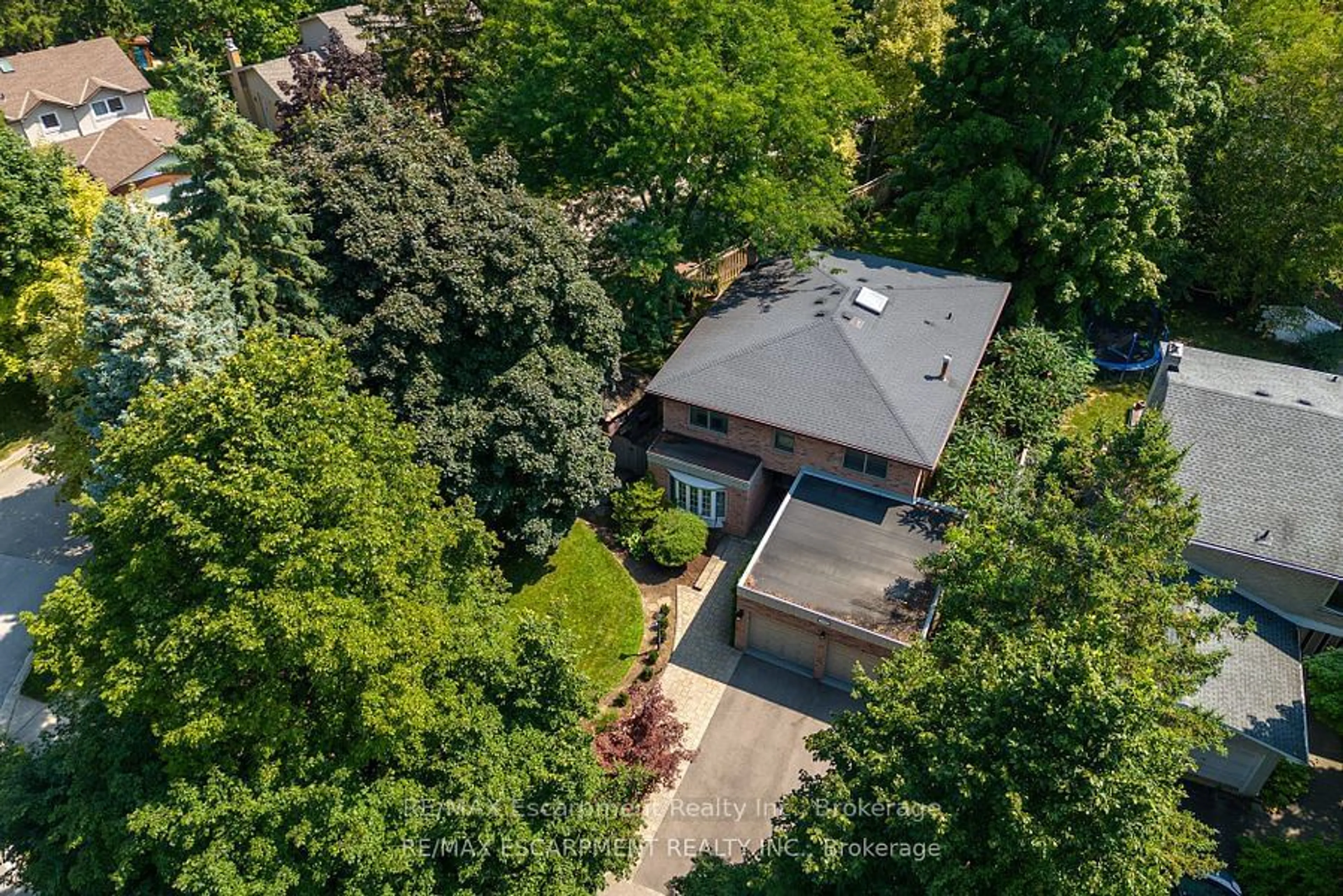 A pic from outside/outdoor area/front of a property/back of a property/a pic from drone, street for 1164 Cynthia Lane, Oakville Ontario L6J 6A6