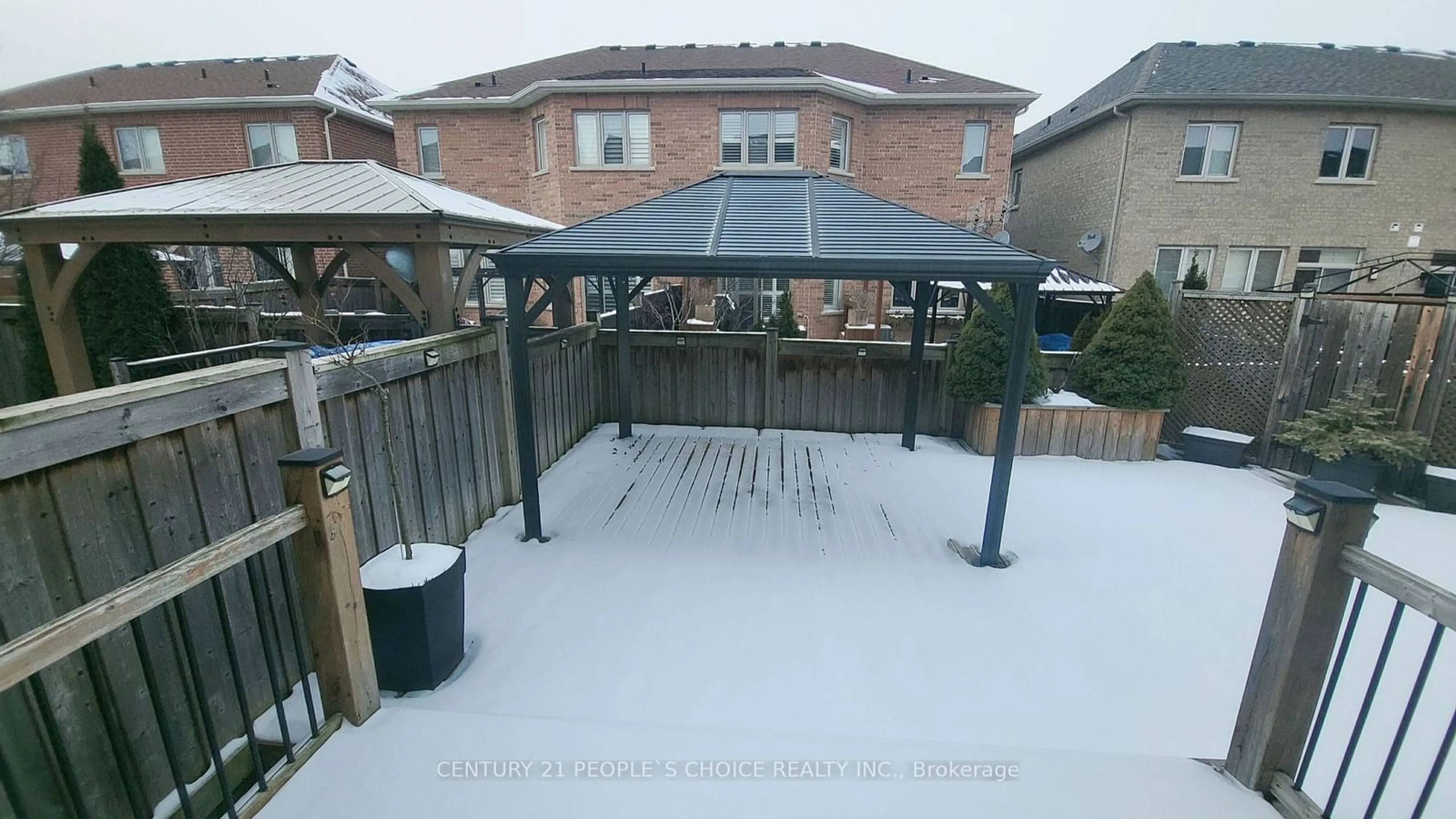 Patio, street for 114 Aird Crt, Milton Ontario L9T 8B6