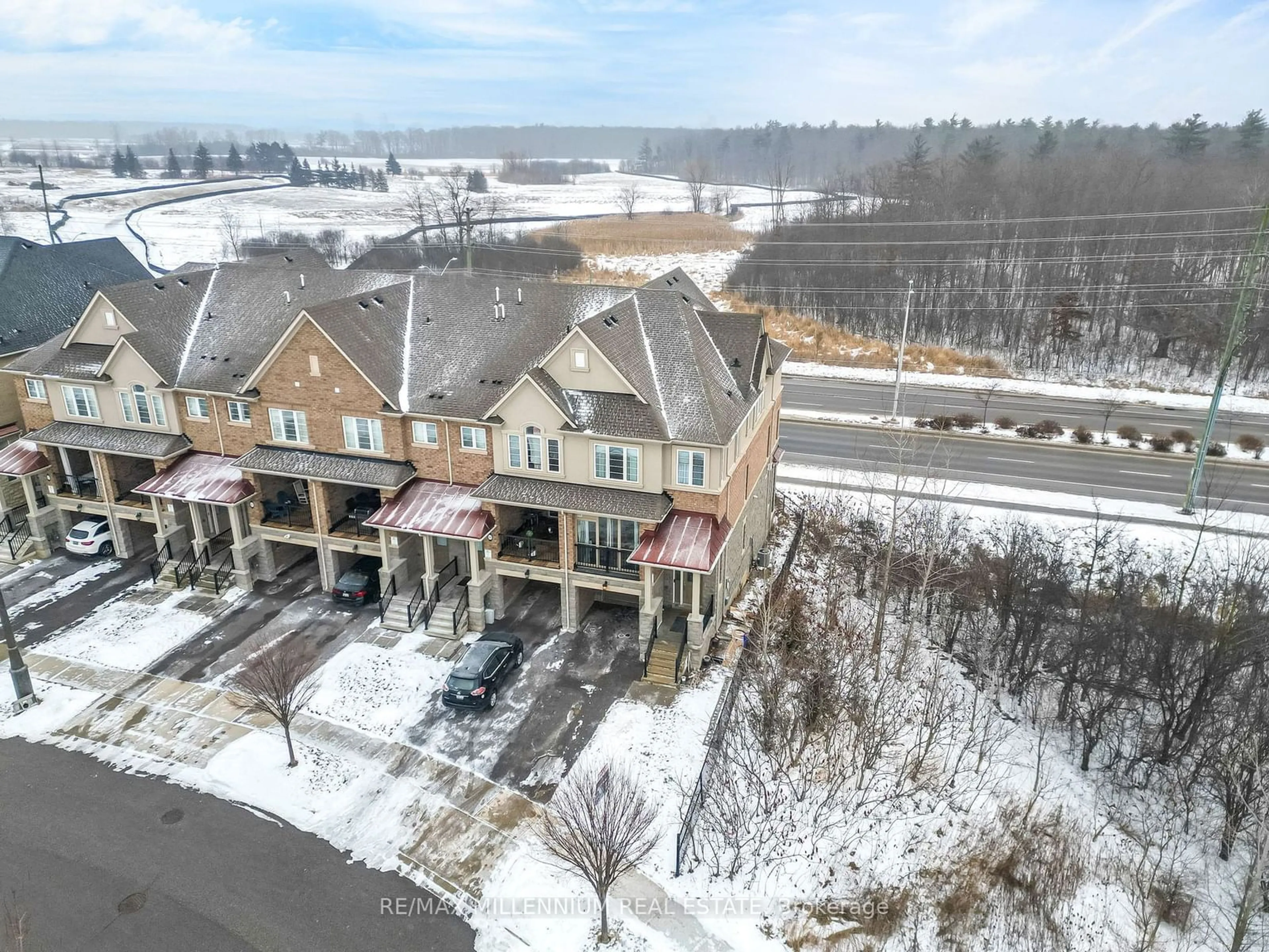 A pic from outside/outdoor area/front of a property/back of a property/a pic from drone, unknown for 542 Stream Cres, Oakville Ontario L6M 1N7