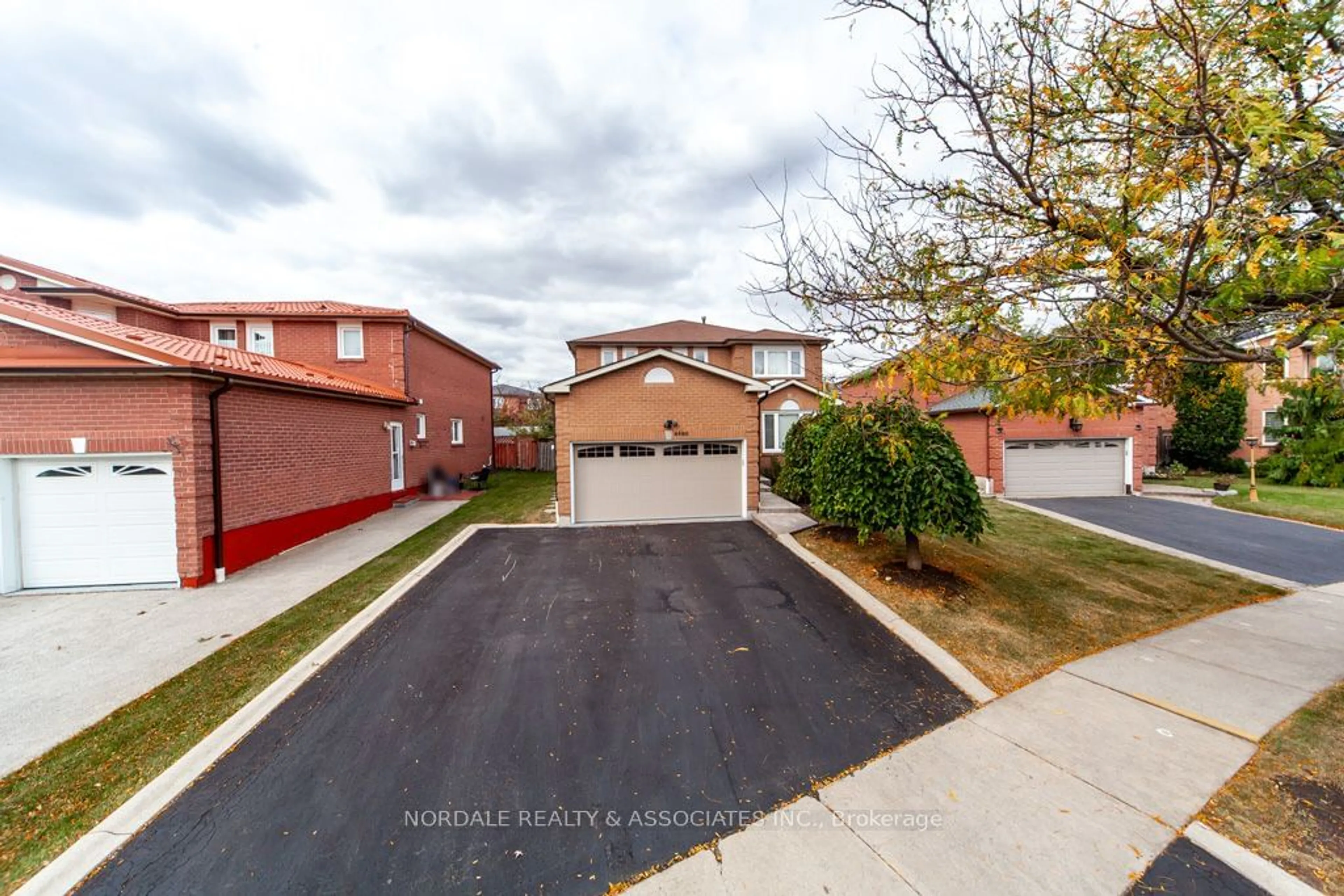 A pic from outside/outdoor area/front of a property/back of a property/a pic from drone, street for 4485 Weymouth Commons Cres, Mississauga Ontario L5R 1P5