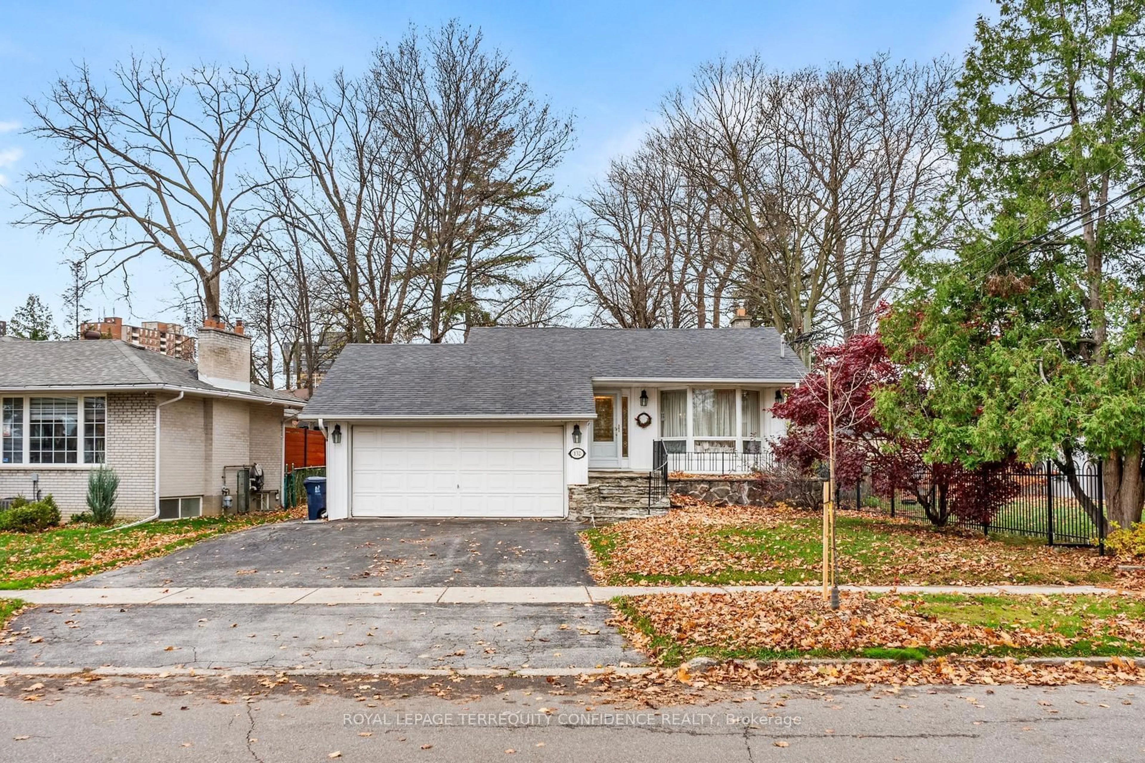 Home with vinyl exterior material, street for 132 Meadowbank Rd, Toronto Ontario M9B 5E4