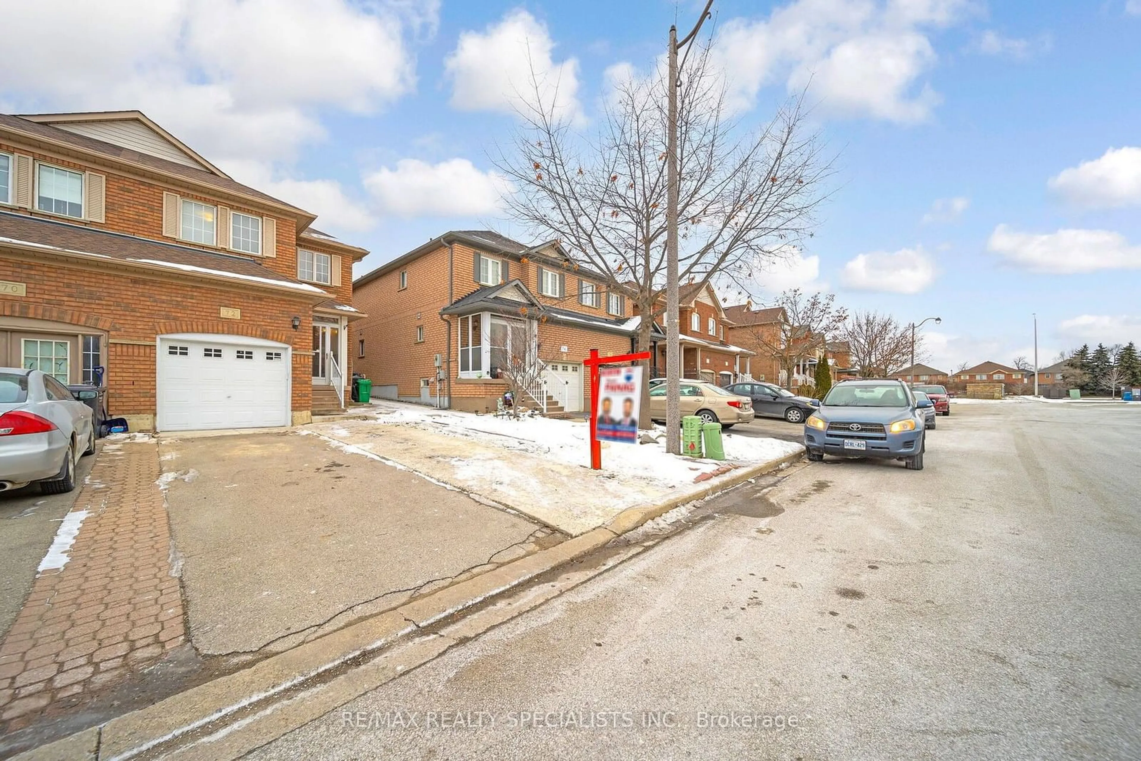 A pic from outside/outdoor area/front of a property/back of a property/a pic from drone, street for 72 Ridgefield Crt, Brampton Ontario L6P 1B3