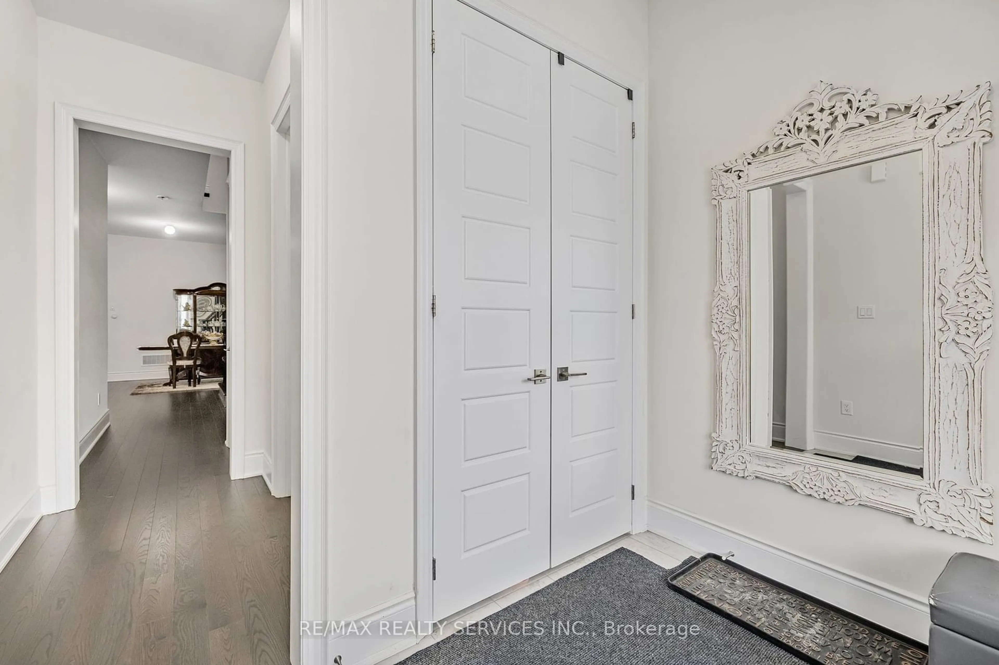 Indoor entryway for 80 Stowmarket St, Caledon Ontario L7C 3Y5