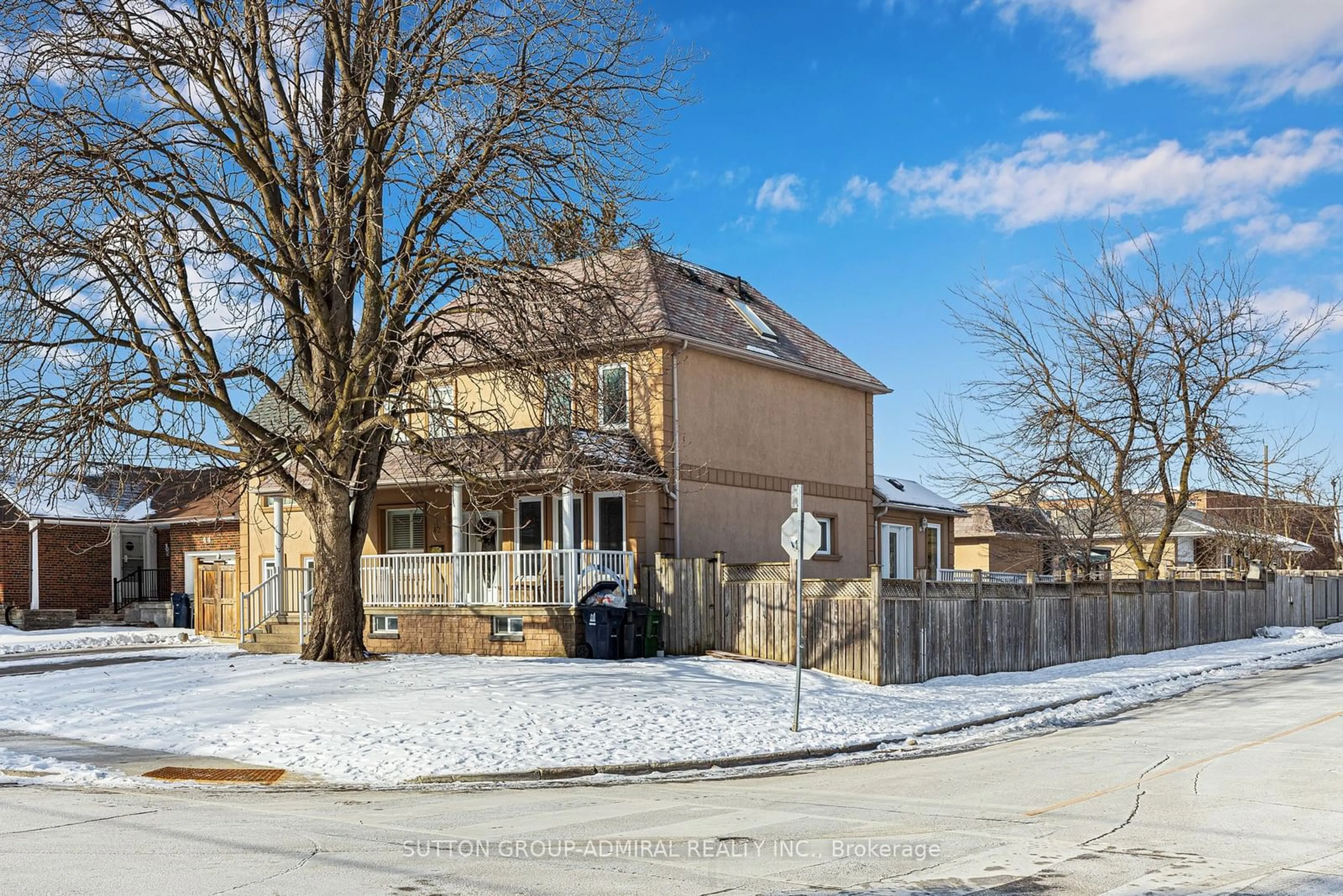 A pic from outside/outdoor area/front of a property/back of a property/a pic from drone, street for 42 Glen Long Ave, Toronto Ontario M6B 2M2