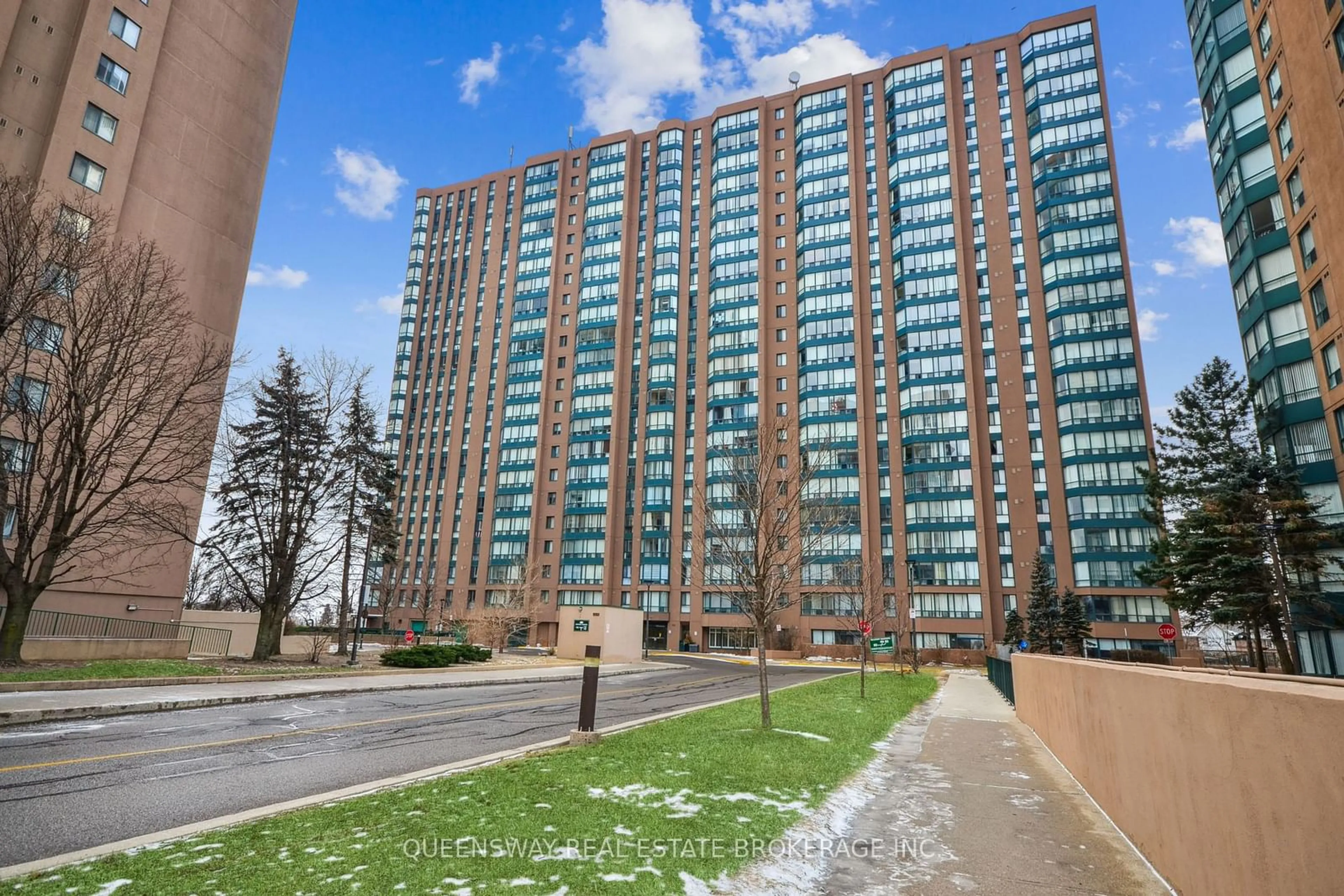 Patio, unknown for 155 Hillcrest Ave #411, Mississauga Ontario L5B 3Z2