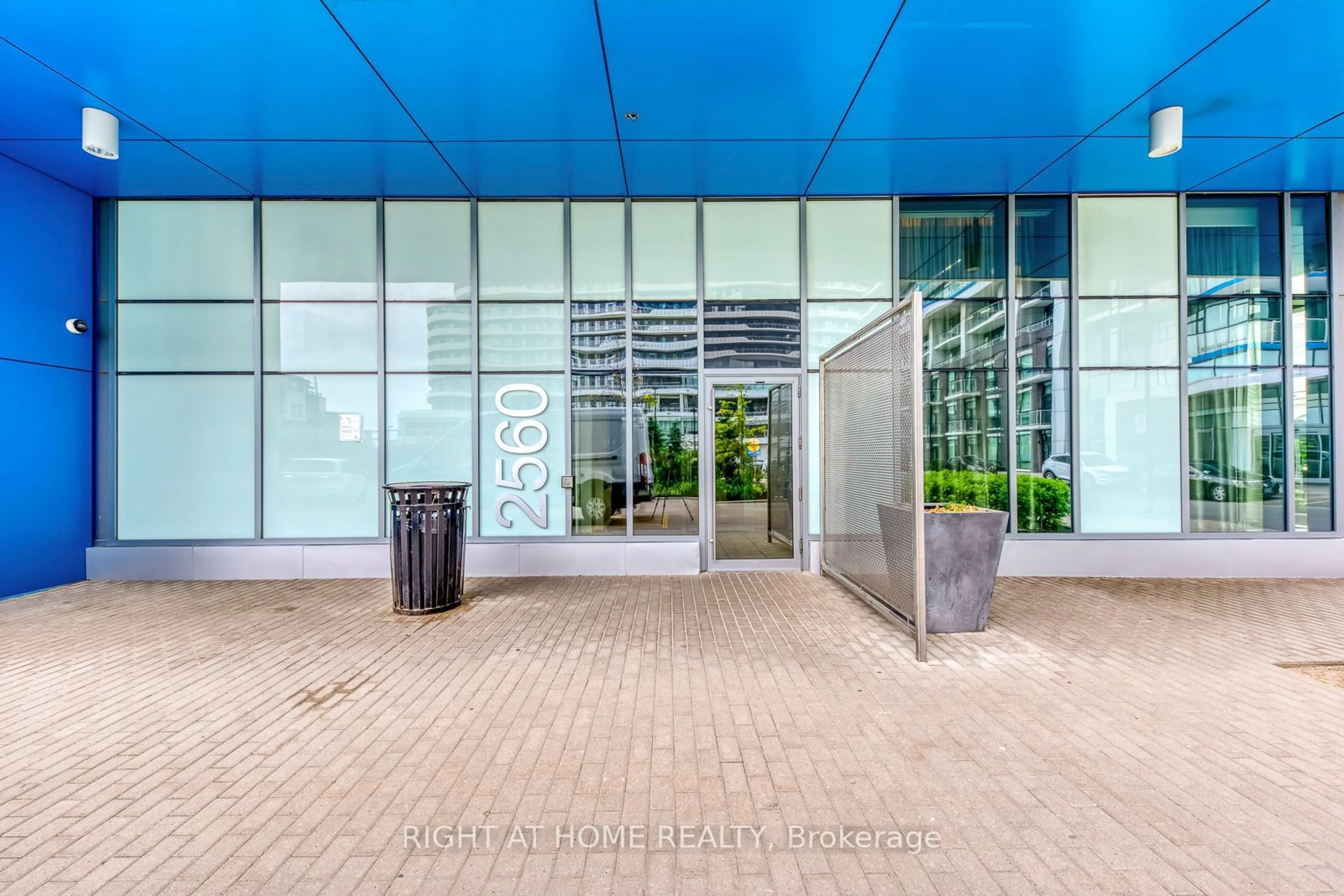 Indoor foyer for 2560 Eglinton Ave #610, Mississauga Ontario L5M 0Y3