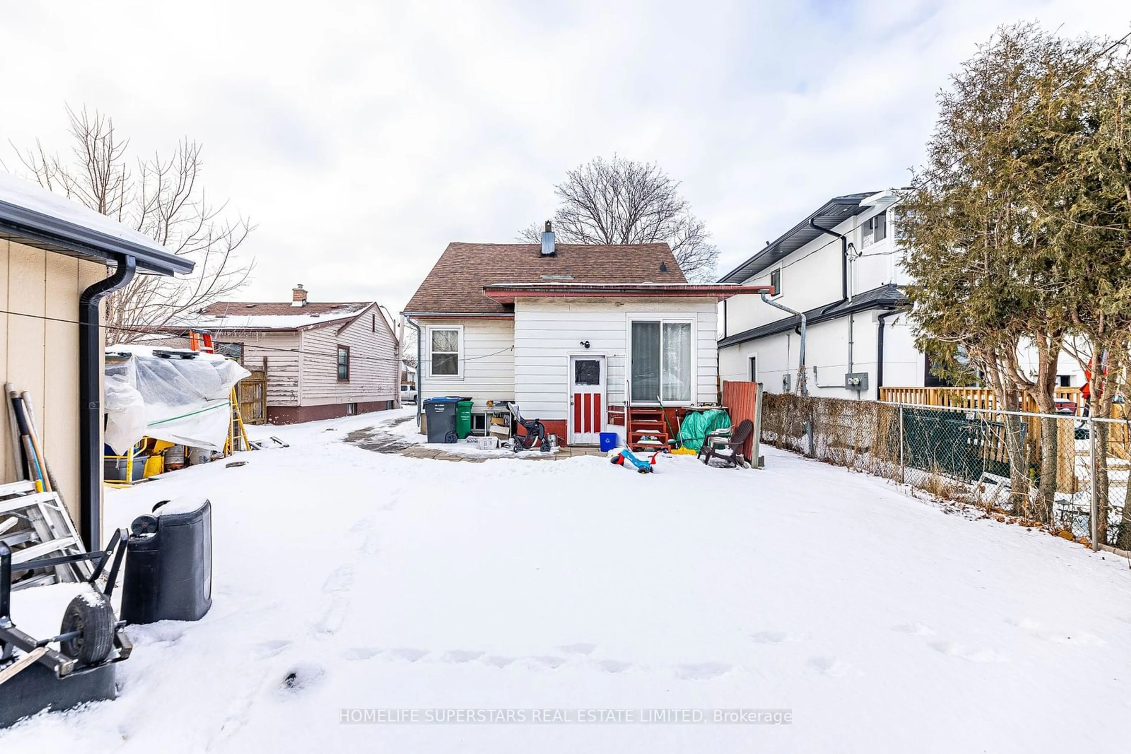 A pic from outside/outdoor area/front of a property/back of a property/a pic from drone, street for 3130 Merritt Ave, Mississauga Ontario L4T 1P3