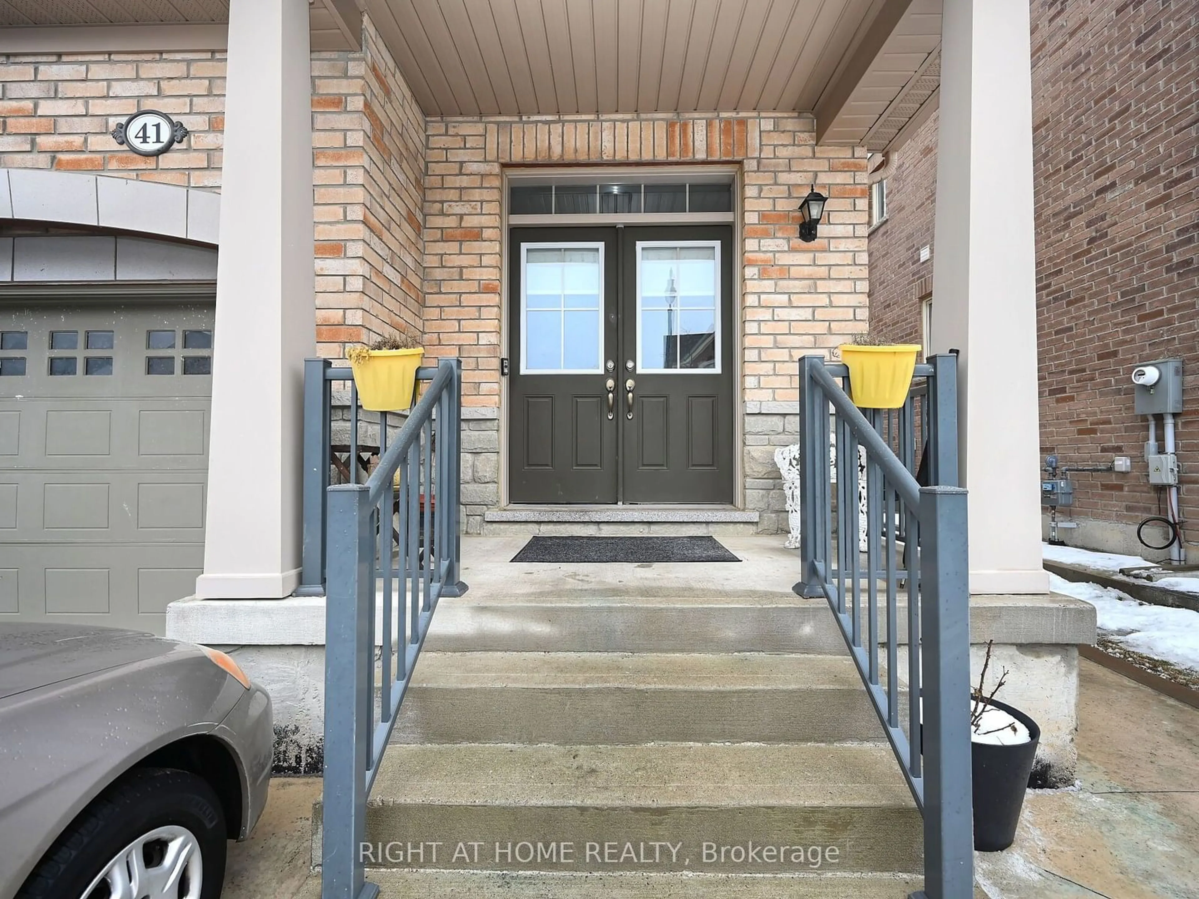 Indoor entryway for 41 Merrybrook Tr, Brampton Ontario L7A 4V9