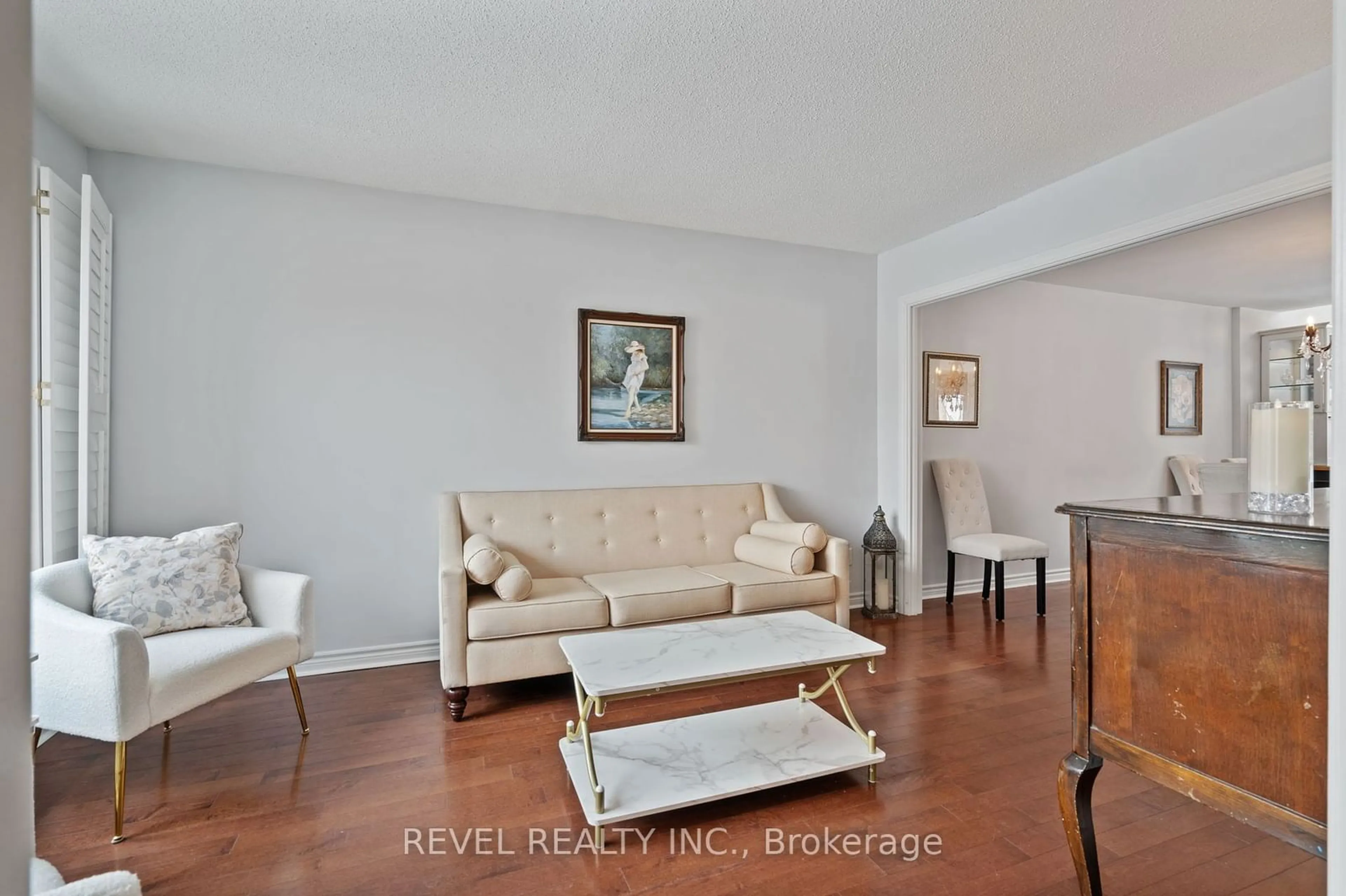 Living room with furniture, unknown for 54 Fountainbridge Dr, Caledon Ontario L7E 1N4