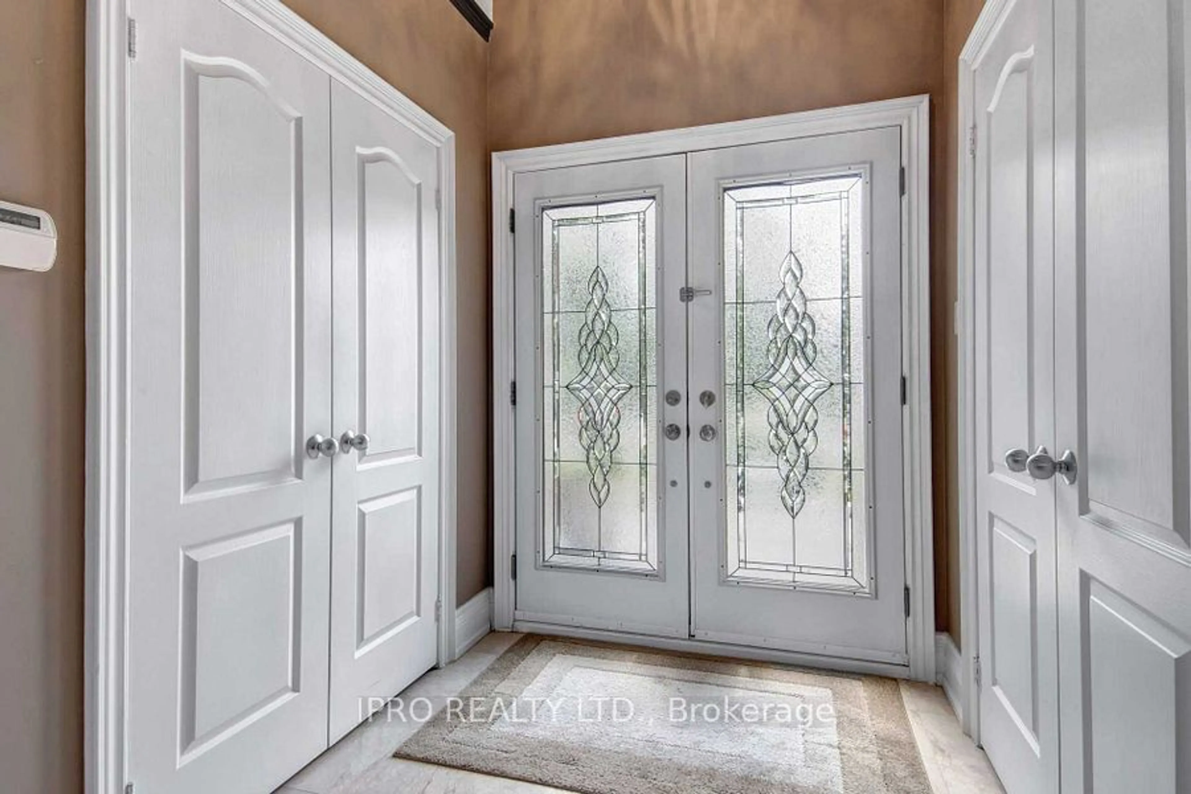 Indoor entryway for 2215 Rosegate Dr, Mississauga Ontario L5M 5A5