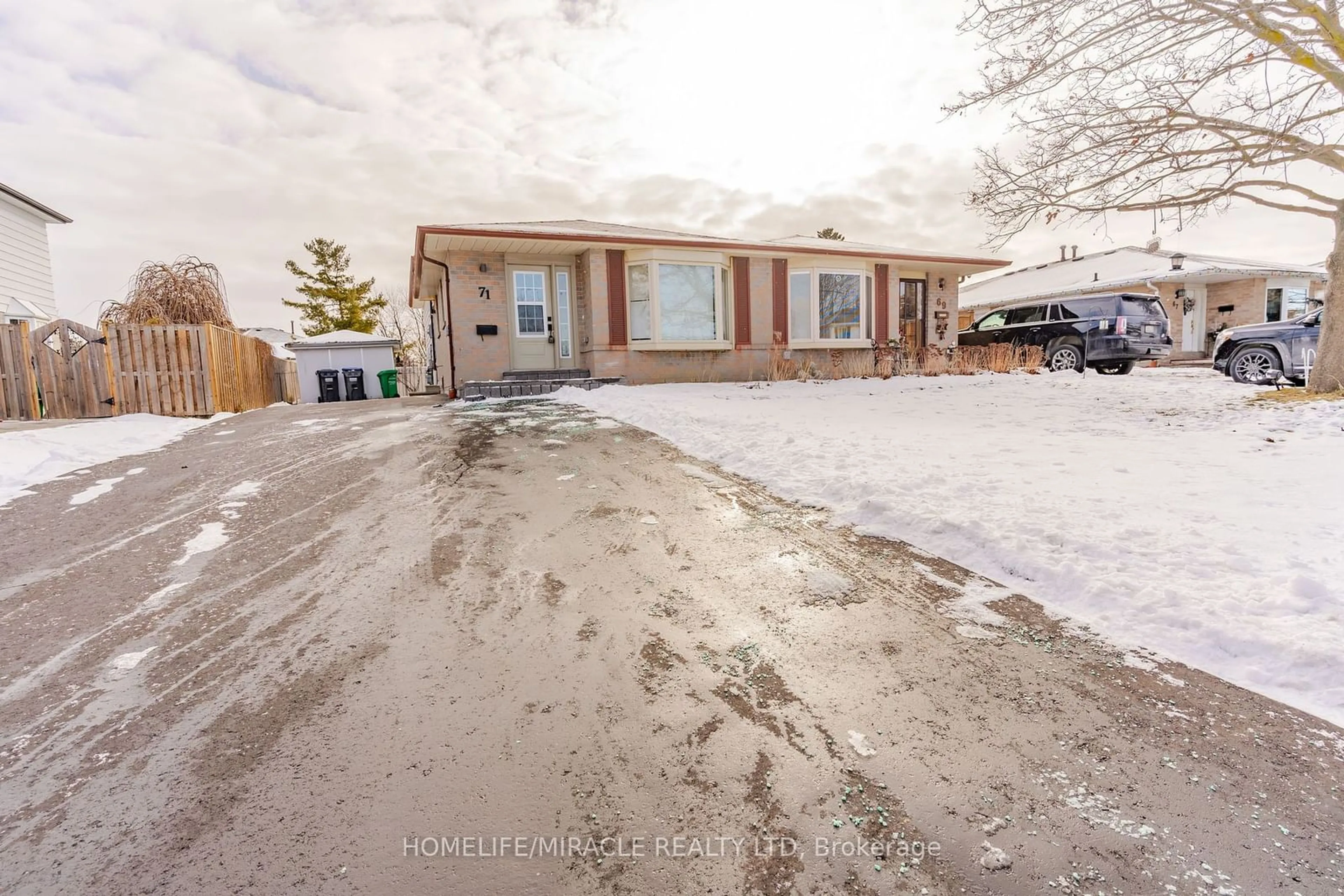 A pic from outside/outdoor area/front of a property/back of a property/a pic from drone, street for 71 Gulliver Cres, Brampton Ontario L6S 1T1