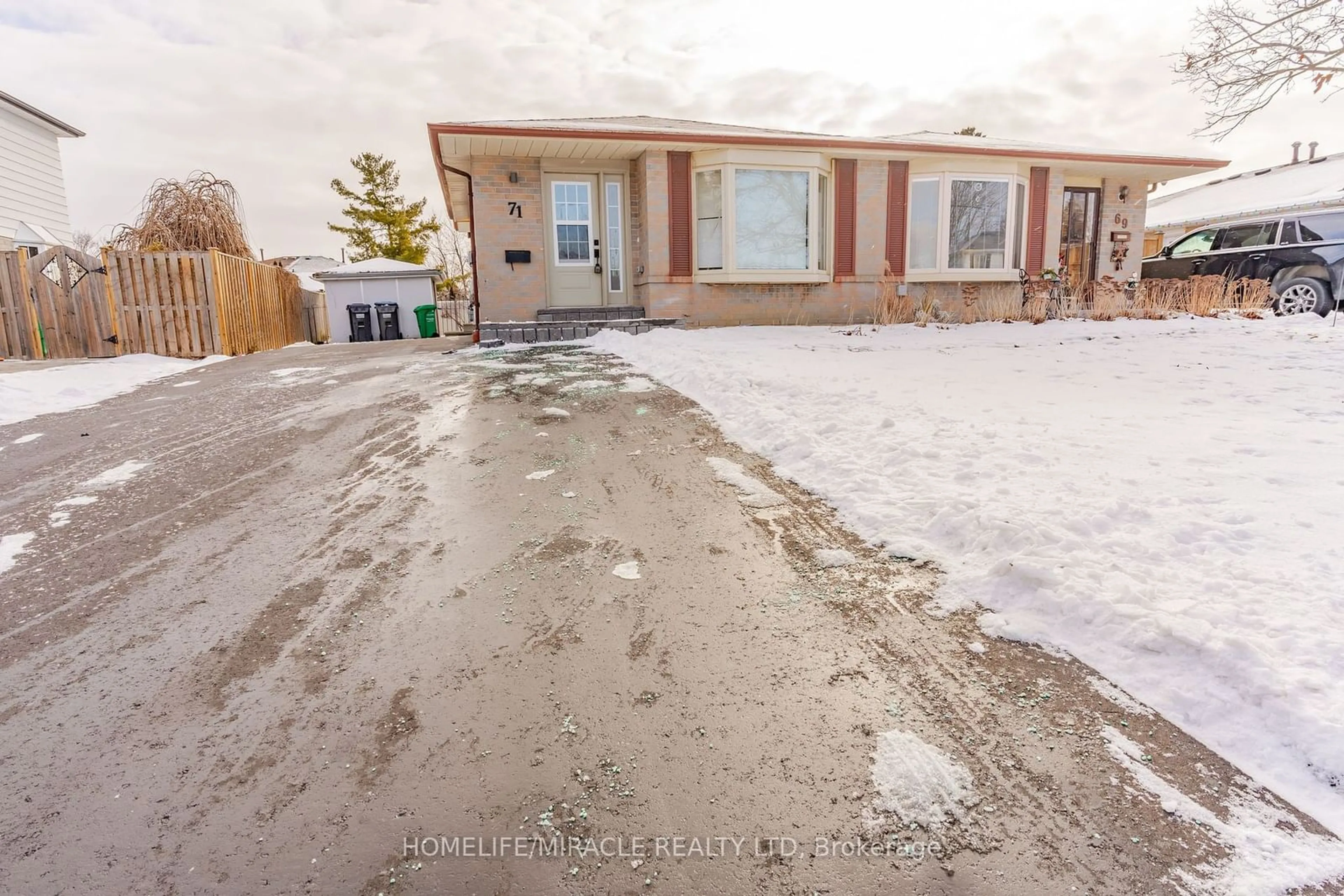 A pic from outside/outdoor area/front of a property/back of a property/a pic from drone, street for 71 Gulliver Cres, Brampton Ontario L6S 1T1