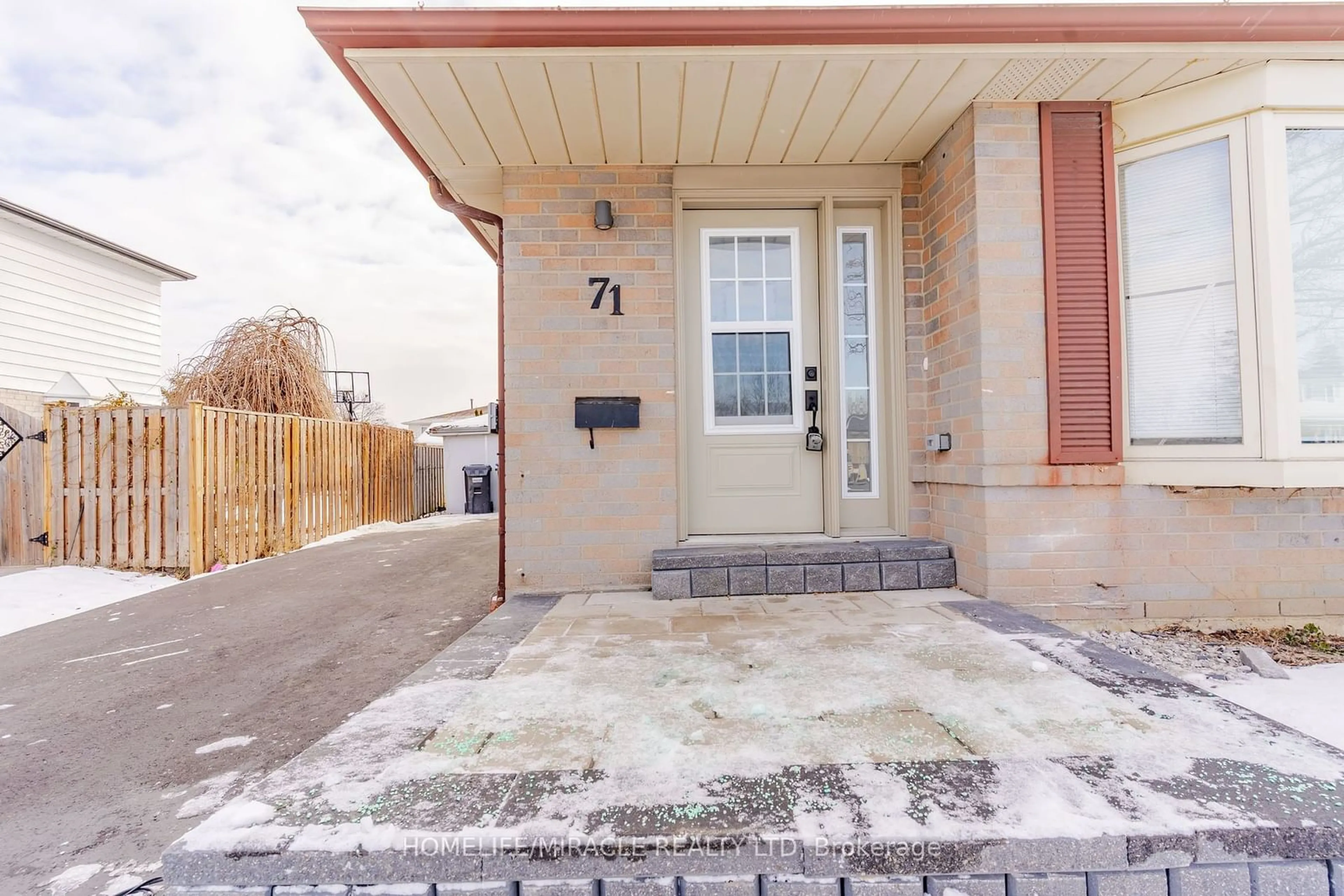 Indoor entryway for 71 Gulliver Cres, Brampton Ontario L6S 1T1