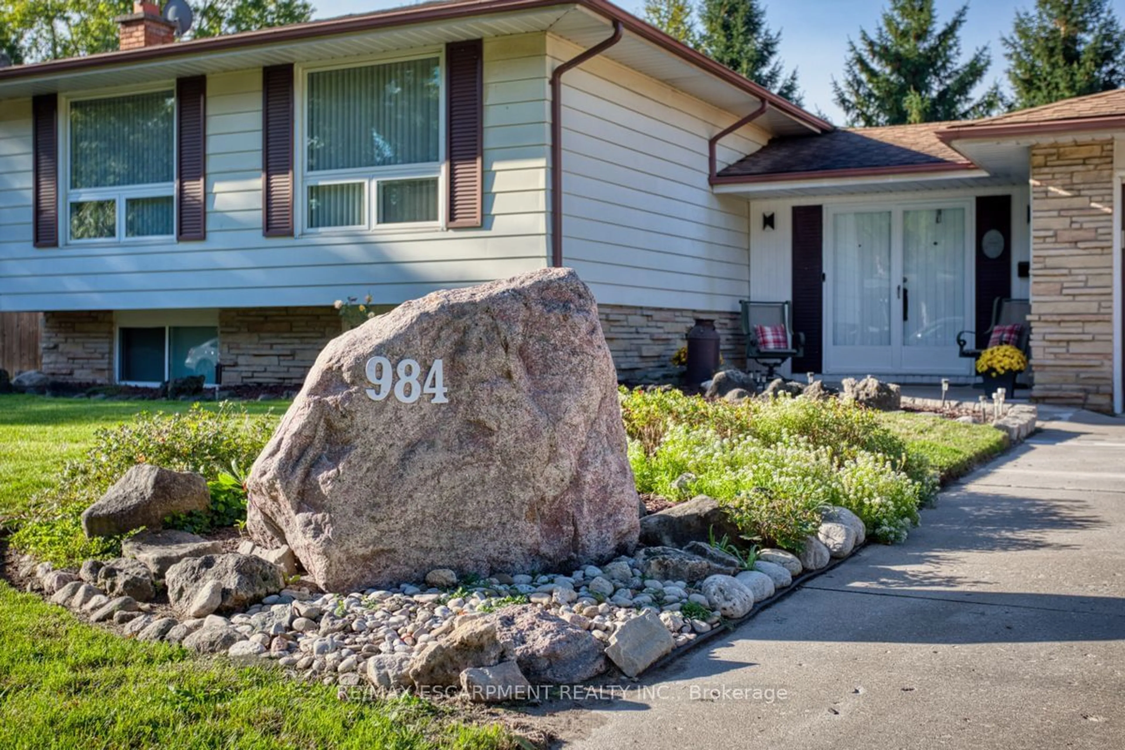 Home with vinyl exterior material, street for 984 Easterbrook Ave, Burlington Ontario L7T 1R1