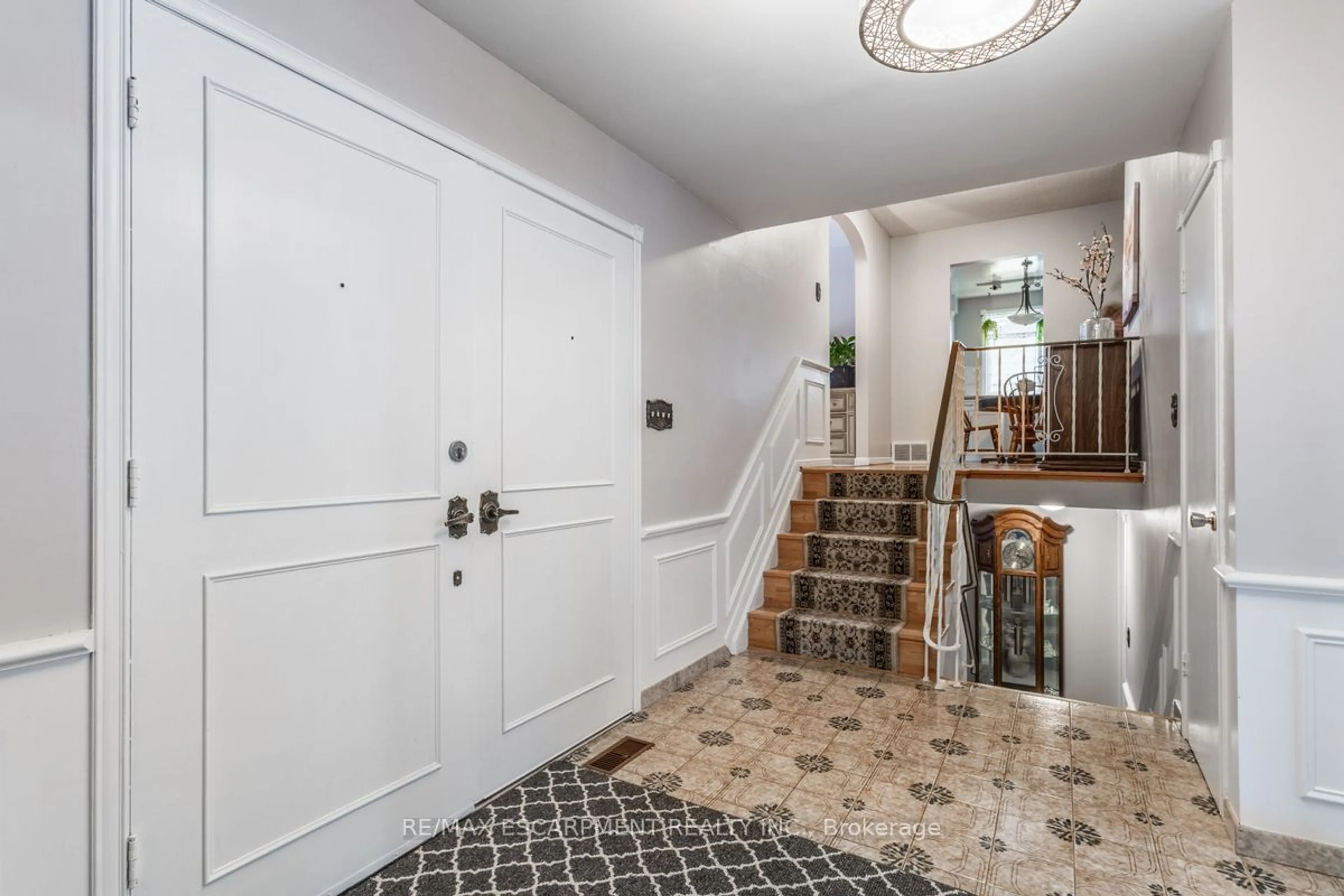 Indoor foyer for 984 Easterbrook Ave, Burlington Ontario L7T 1R1