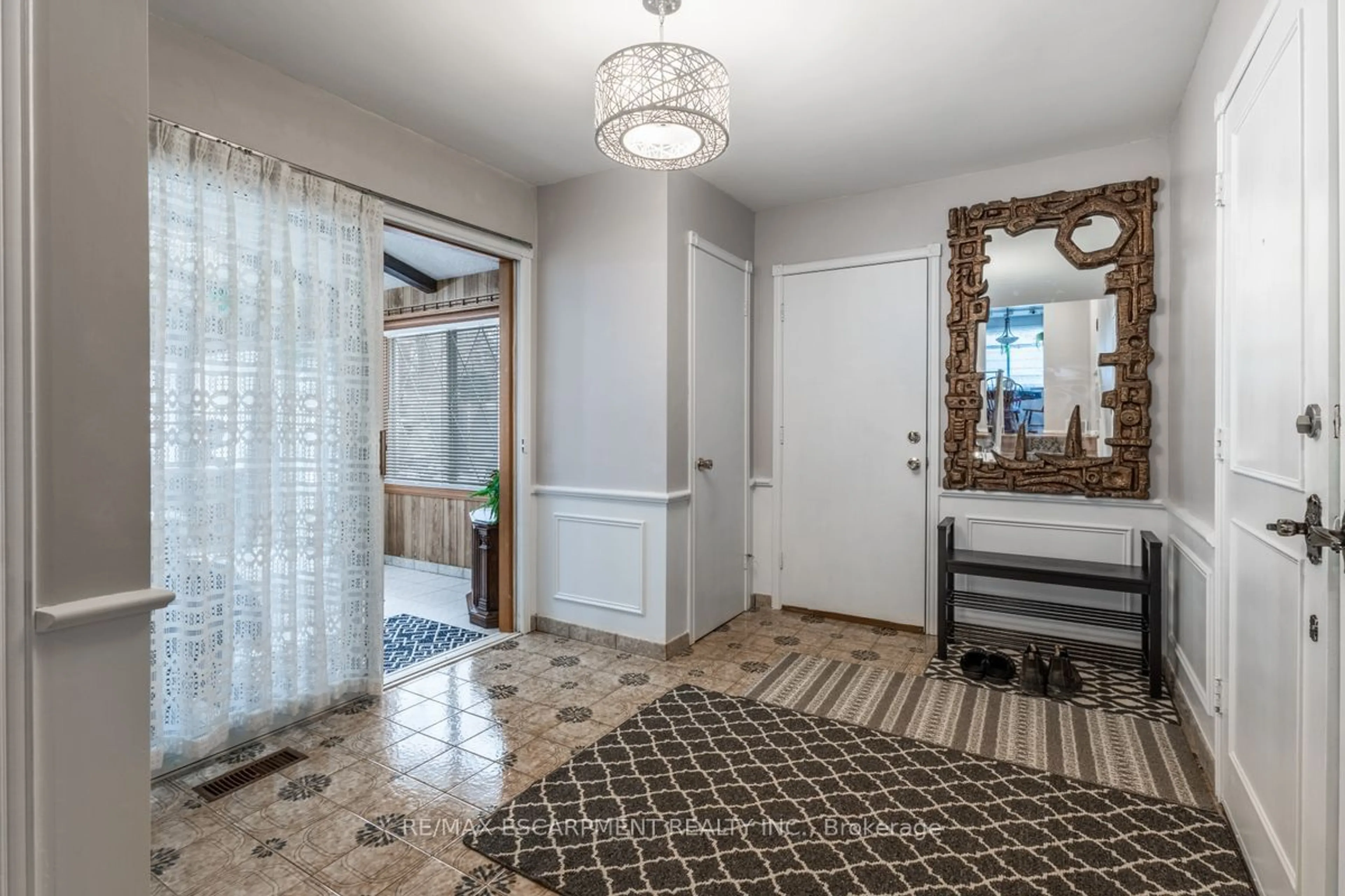 Indoor entryway for 984 Easterbrook Ave, Burlington Ontario L7T 1R1