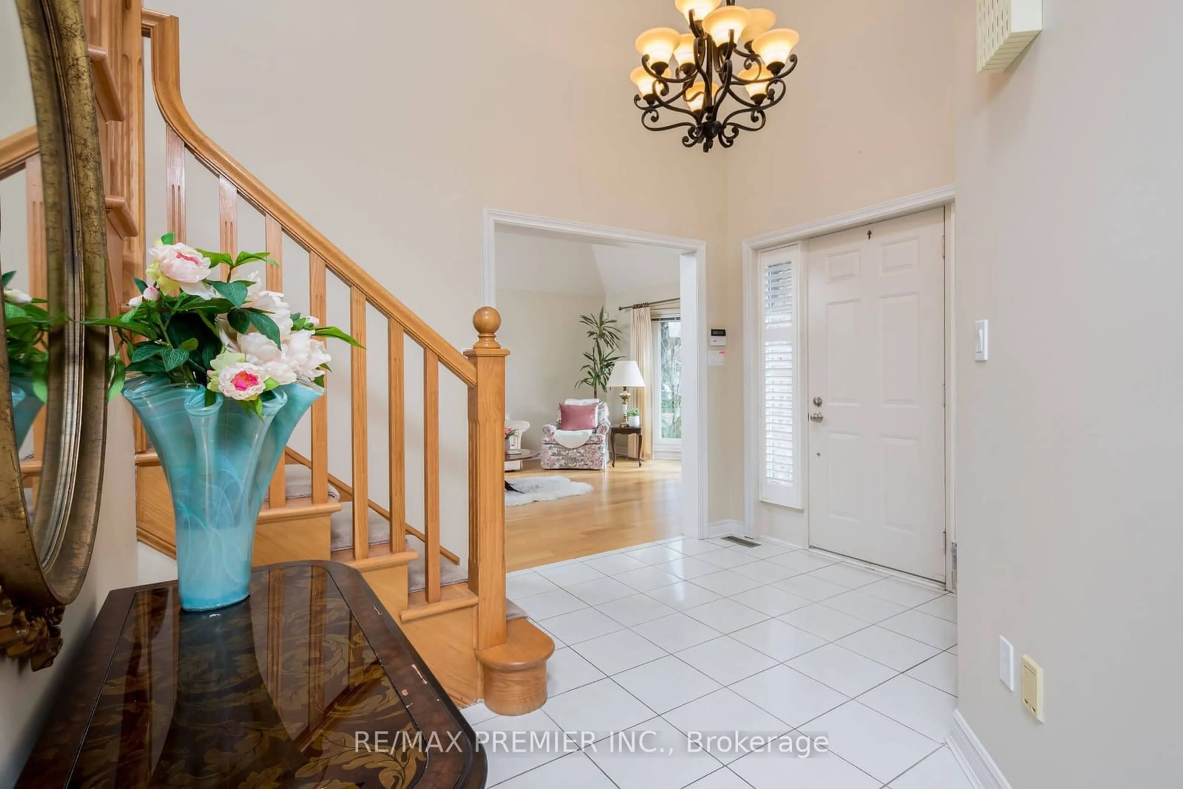 Indoor foyer for 4011 Lantern Lane, Burlington Ontario L7L 5Z2