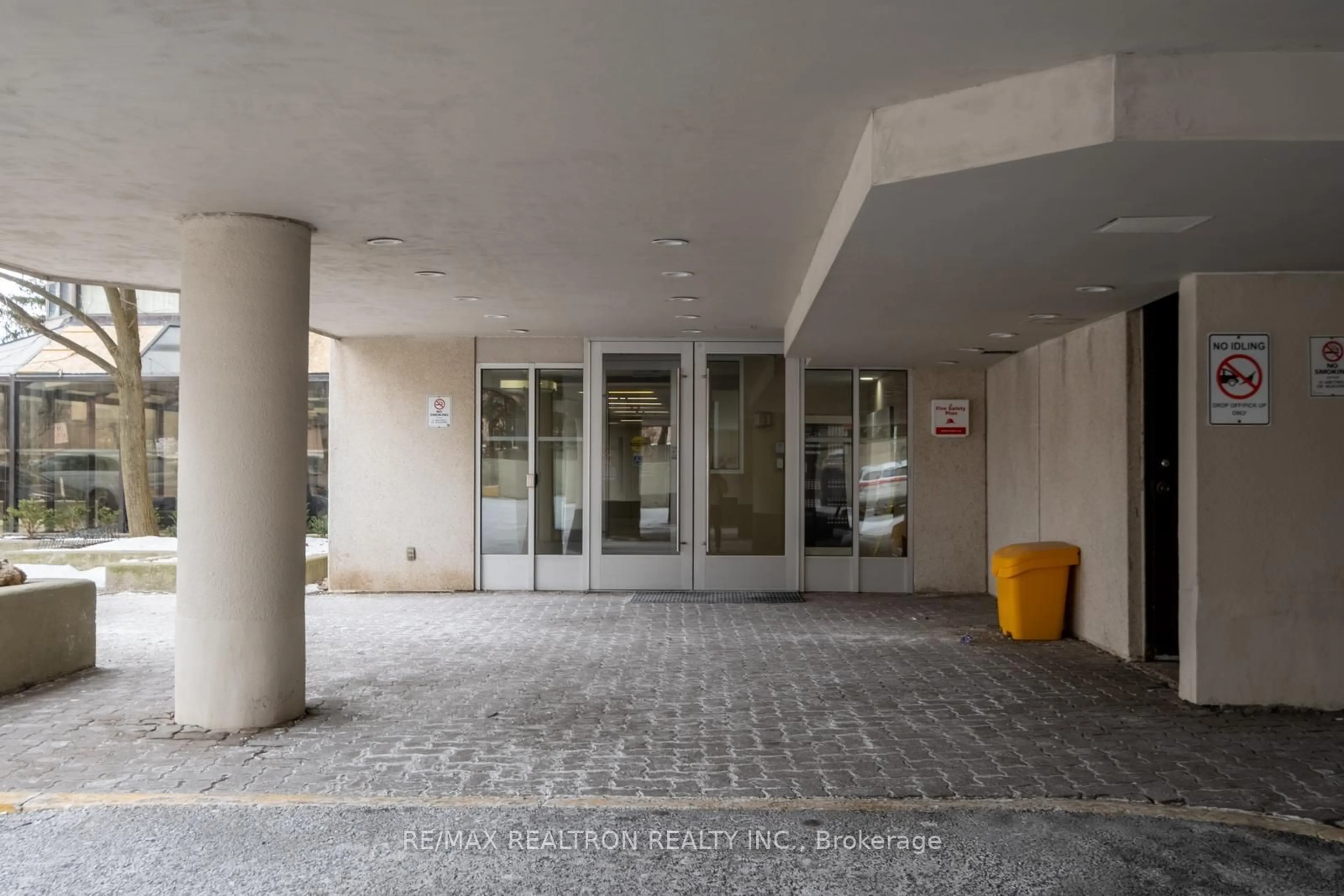 Indoor foyer for 200 Robert Speck Pkwy #1408, Mississauga Ontario L4Z 1S3