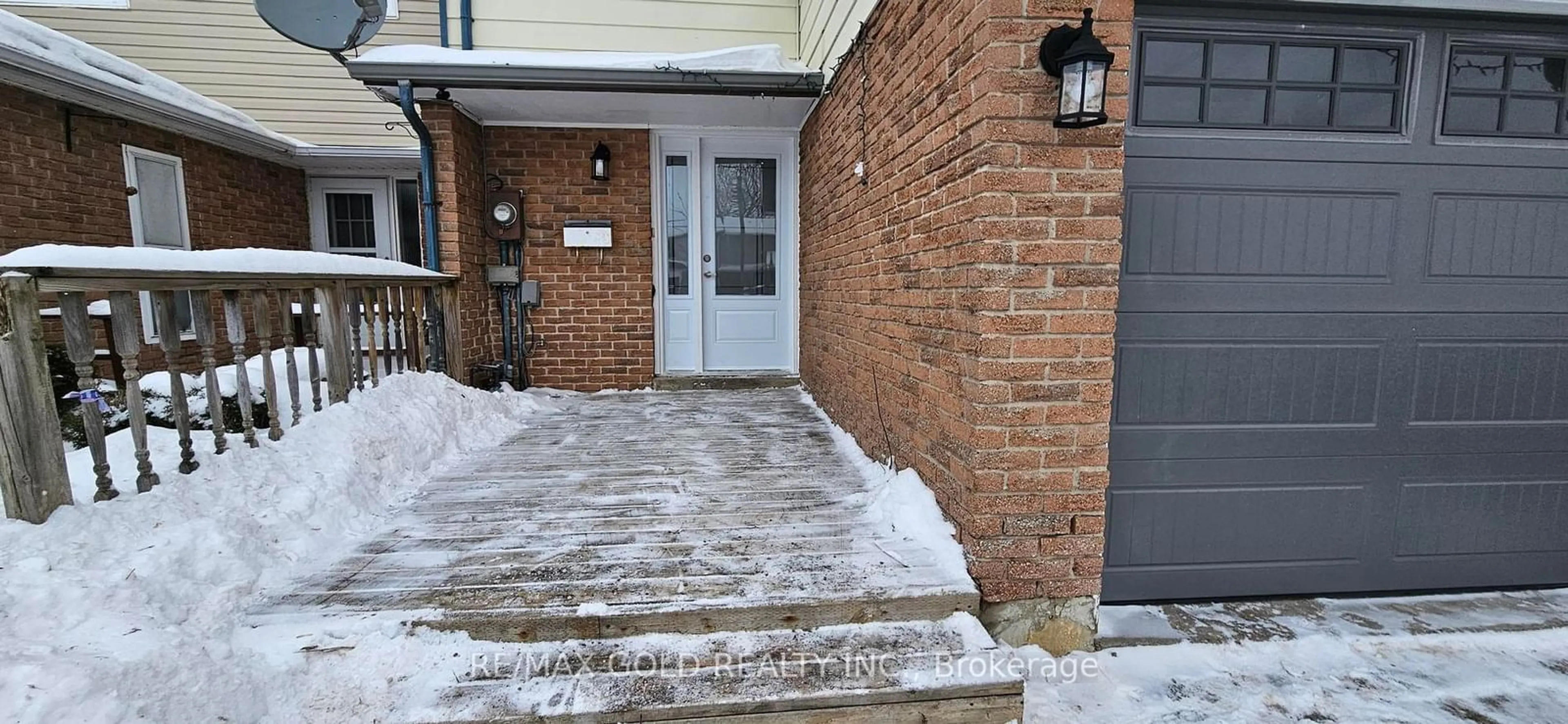 Indoor entryway for 21 Burbank Cres, Orangeville Ontario L9W 3E6