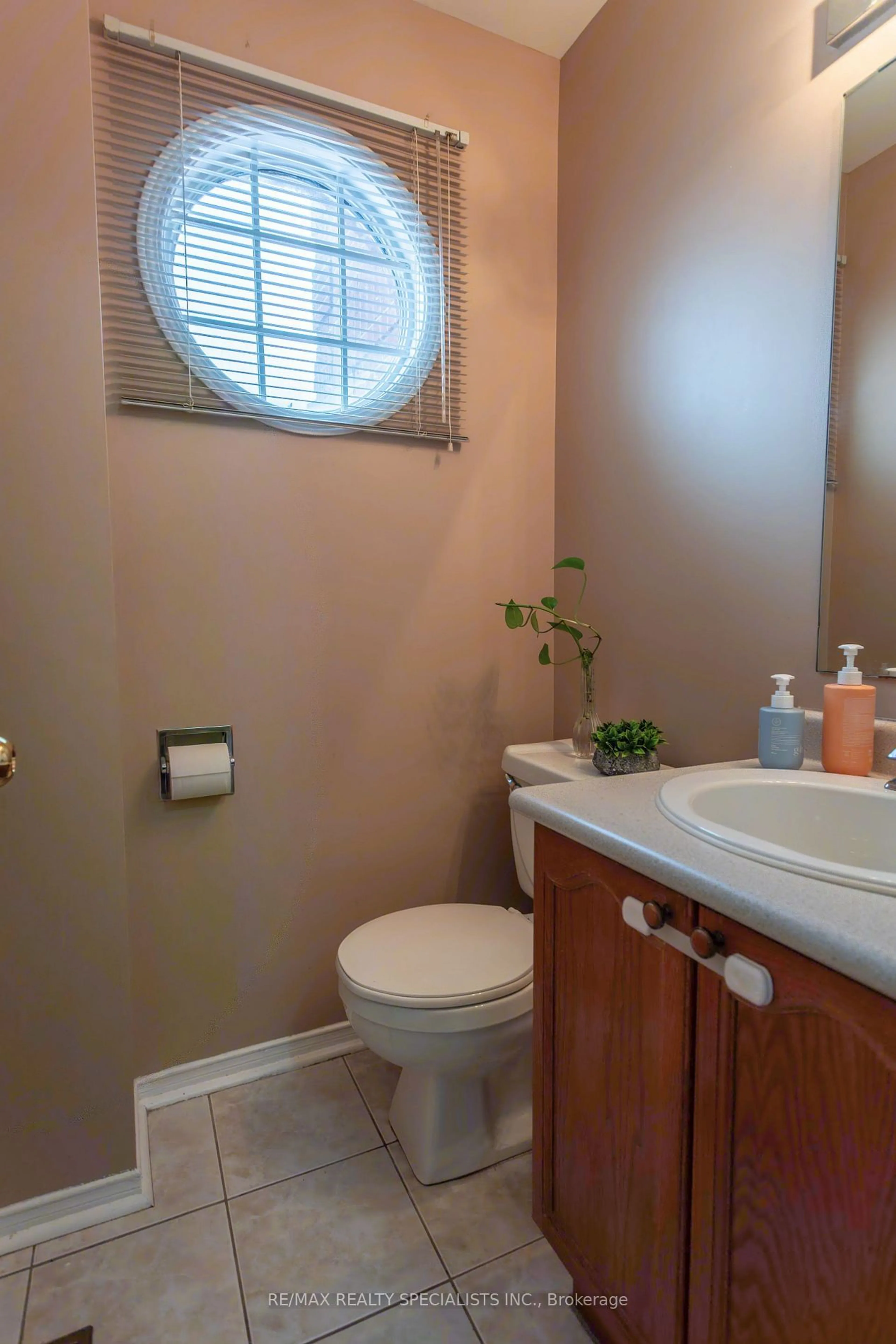 Standard bathroom, ceramic/tile floor for 5550 Cortina Cres, Mississauga Ontario L4Z 3R1