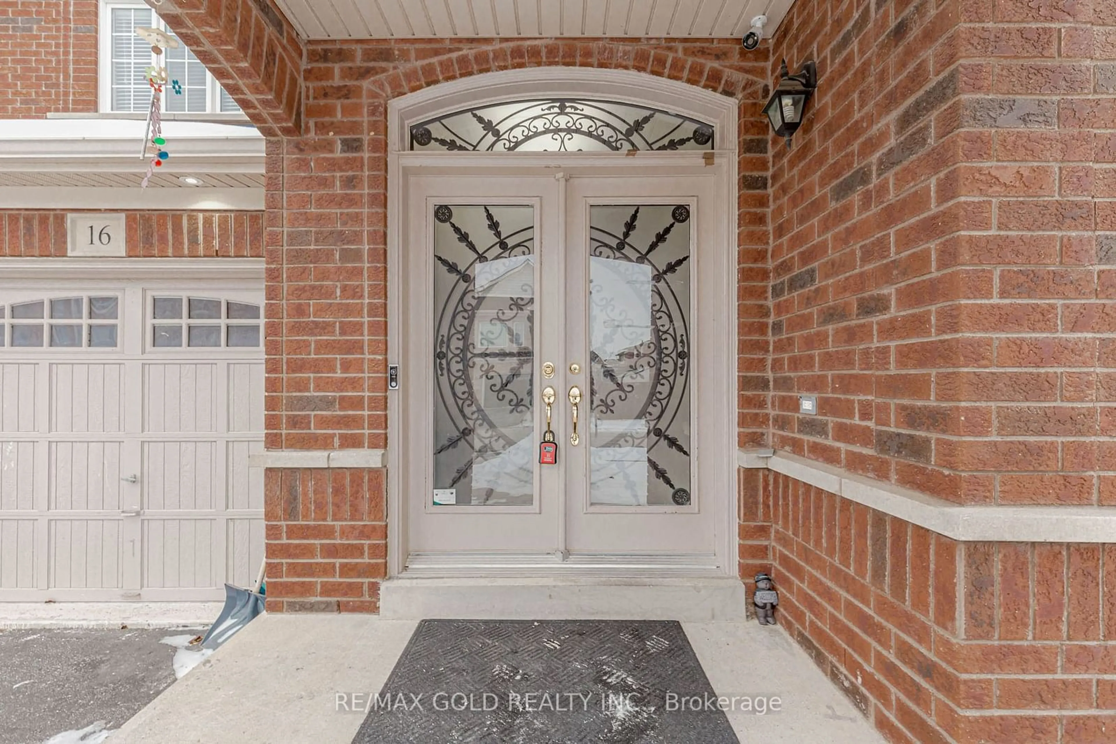 Indoor entryway for 16 Treegrove Cres, Brampton Ontario L7A 3X8